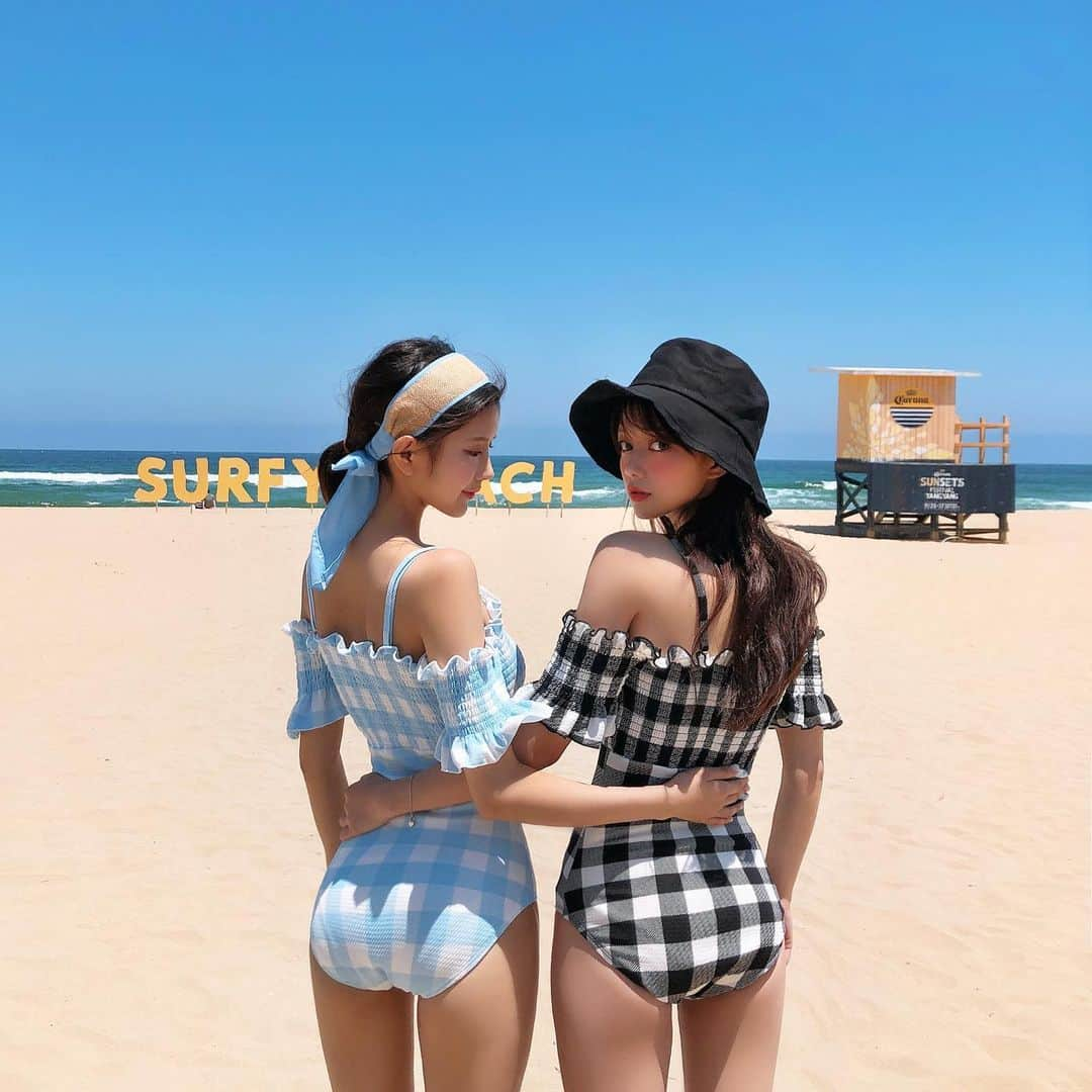 Chuuさんのインスタグラム写真 - (ChuuInstagram)「친구랑 같이 입기 좋은 수영복👭💛#chuuseoul🌴🌴」6月13日 10時10分 - chuu_official