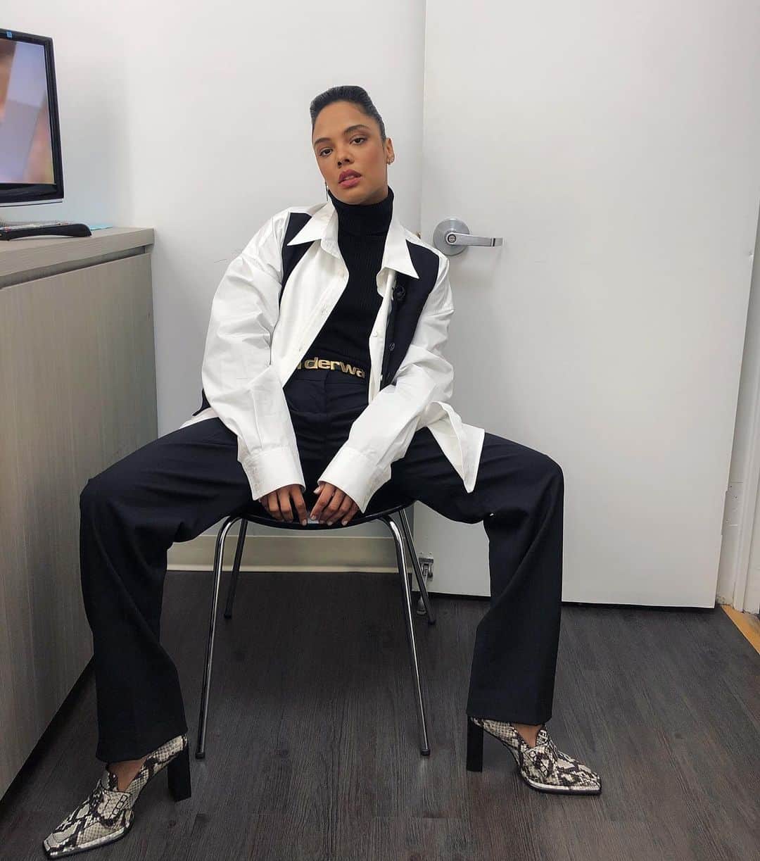 Lacy Redwayさんのインスタグラム写真 - (Lacy RedwayInstagram)「I T ‘ S  a  V I B E !!!! ••••••••••••••••••••••••••••••••••••••••••••••••••••• ✨ T E S S A ~ T H O M P S O N ✨  @trevornoah look tonight !!! Team:  Styling @waymanandmicah  Makeup @babskymakeup  Hair by Me 🙋🏾‍♀️ #HairByLacyRedway  #tessathompson  #meninblack  The Saga continues....... #lacyxtessa」6月13日 10時17分 - lacyredway