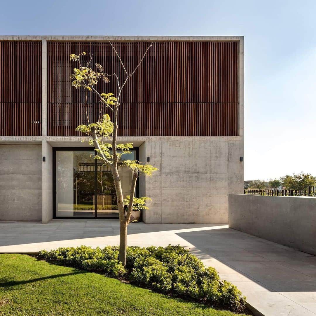 HYPEBEASTさんのインスタグラム写真 - (HYPEBEASTInstagram)「#hypelife: Pérez Palacios Arquitectos Asociados enlisted architect Alfonso de la Concha Rojas to co-create Casa Campanario, a 3,660 sqft big residential home situated in Querétaro, Mexico. The minimalist concrete house brings the outside in with an open-plan ground floor living space that opens up to the natural environment surrounding the house. Swipe for a look inside.  Photo: Rafael Gamo」6月13日 15時51分 - hypebeast