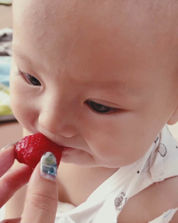 高橋菜摘のインスタグラム：「🍓🍓🍓 ばぁばから届いたいちごでデビュー♡ #はじめて記念日 初めてのリアクションは・・・ 最高でした🤣💯♥️ これ、ストーリーで大好評😂azs♡ #ranri」