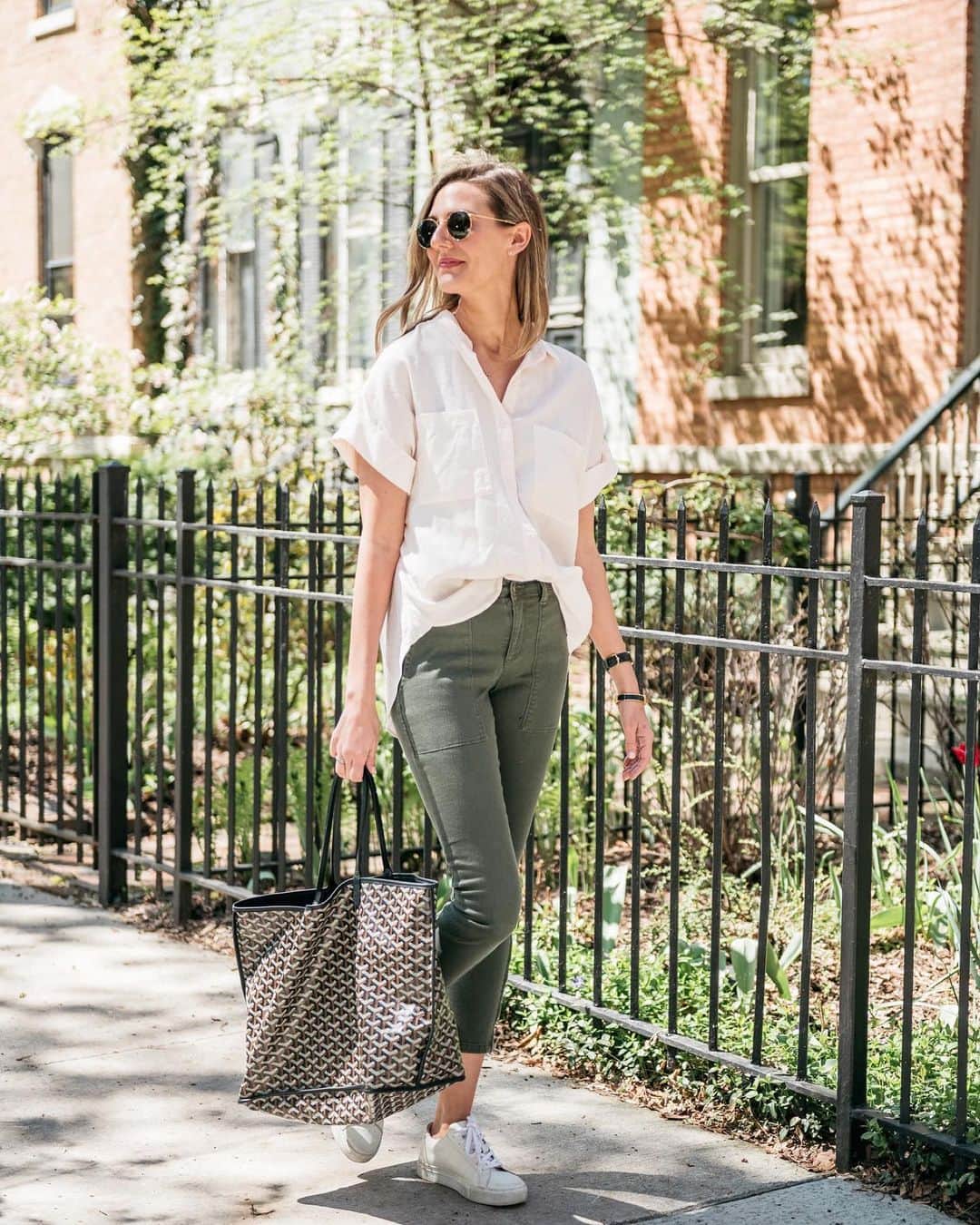 Anna Jane Wisniewskiのインスタグラム：「After all these years, I still love a good half-tuck. It looks a little polished, yet a little casual, sort of like a shirt mullet. I’m sure we’ll all look back at the 2010s and think, “why, for the love of god, did we do that?” But I think it’s because my thighs want to breathe after wearing long tanks/tunics from years 2002-2008. http://liketk.it/2Cw81 @liketoknow.it #liketkit #momstyle #goyardbag #classicstyle 📸 @ironandhoney」