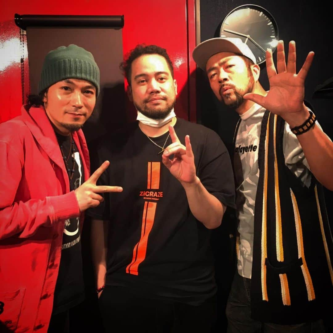 SWING-O a.k.a. 45さんのインスタグラム写真 - (SWING-O a.k.a. 45Instagram)「こちらの @jayed_official #jukeboxlounge リハも始まりました！ 懐かしのあれから、初披露なやつまで、素敵なセットリストが出来たよ！ @minoru_toyoda と俺との2人グルーヴは中々の相性で✌️ しかも2人ともコーラスも出来るからね🎤😄 must be magic♫  こちらは6.22、 @ldhkitchen_official 羽田でお待ちしております！  詳細はこちら https://www.ldhkitchen-thetokyohaneda.jp/schedule/jayed-live%E3%80%8Cjuke-box-lounge-in-haneda%E3%80%8D/」6月13日 10時30分 - swingo45