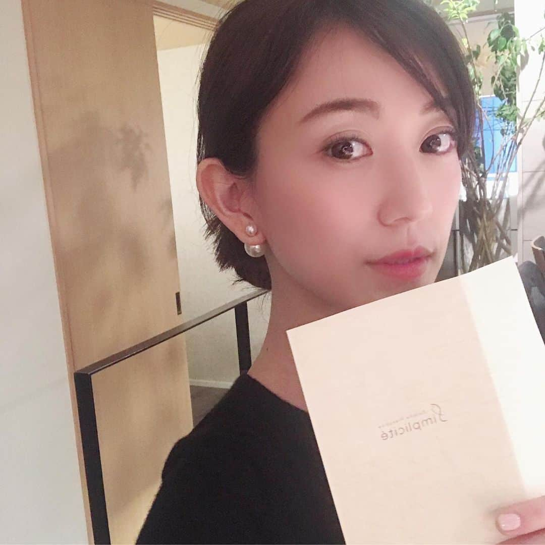 近藤しづかさんのインスタグラム写真 - (近藤しづかInstagram)「最近、とってもお肌の調子が良い✨ やっぱり睡眠て大事だなぁ . 寝る前は、テレビや携帯はやめて 神経をリラックスさせ 「寝る準備」をする . そうすると スーと深い眠りにつけるんだ💤 眠れると次の日体もスッキリ 内からエネルギーが湧いてくるよね🙌 . あとは、お酒は大好きだけれども.. 飲みすぎると 夜中に起きてしまうことがあって 次の日もカラダが重いの . だから、最近はお酒はたしなむ程度にコントロール . そこで習慣にしているのが 「炭酸水にレモン」🍋(2枚目) . シャンパンのように色気もあるし . 炭酸水は疲労物質を流してくれる おまけにお腹を膨らませるから 食べすぎ防止にも♪ 実はアクアソムリエの資格持っています^_^ この時期ジメジメしてるから スカッとするのでおすすめ♪ . ご褒美ごはんは #craftsakeweek でお会いしたご縁で 「サンプリシテ」へ♪ . 実はフレンチは得意ではないけど ここはすごく好き! お魚中心で軽くてヘルシー🐟 シェフの人柄が素晴らしくて 食のアートにも感動しました✨ . #アクアソムリエ  #炭酸水 #美容 #レモン水 #美肌 #睡眠 #自律神経  #代官山 #サンプリシテ #フレンチ #ご縁 を大切に #sparklingwater #lemon #sleepwell #sleep #beautytip #acquanaturale #acqua」6月13日 10時24分 - shizuka_kondo