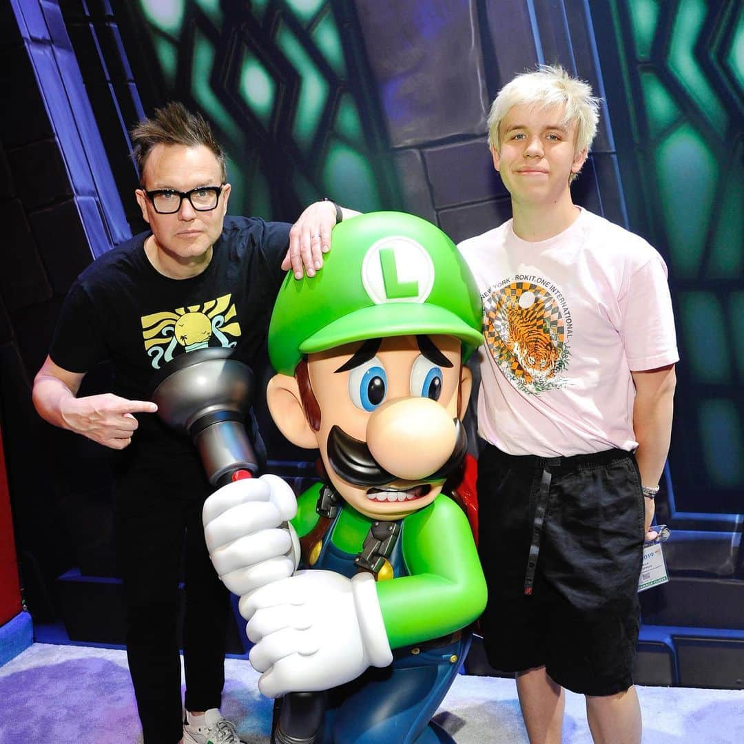 マーク・ホッパスさんのインスタグラム写真 - (マーク・ホッパスInstagram)「The very kind folks at @nintendo invited us to their booth at E3 again this year. We got to play Luigi’s Mansion 3 (which is AWESOME) as well as Link’s Awakening and Pokémon Sword/Shield (which obviously rule). 2019 is going to be a rad year for video games. I grew up playing Nintendo and it’s great continuing the tradition with Jack, although he crushes me at Smash now. Thanks again to Julie and the entire @nintendo booth.」6月13日 10時32分 - markhoppus