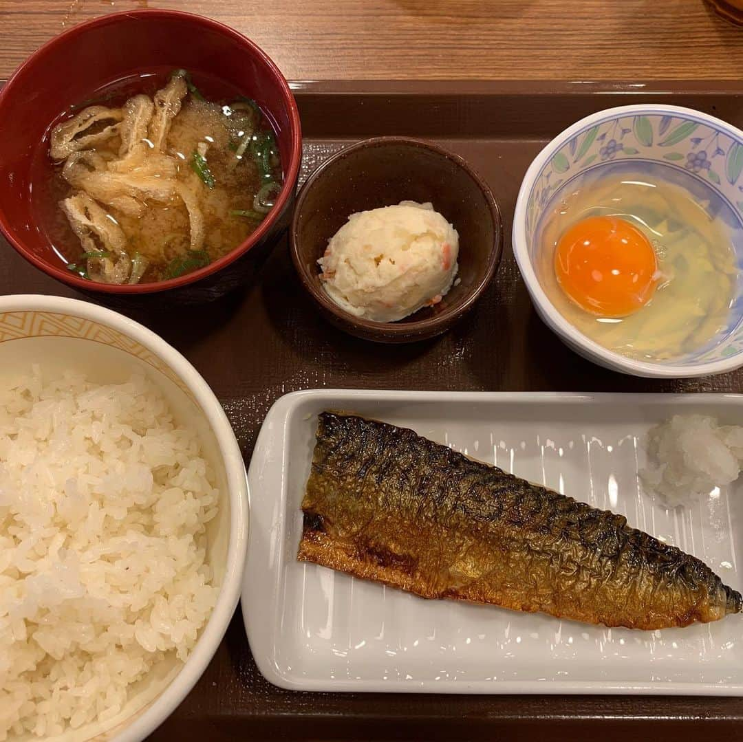 くろさんのインスタグラム写真 - (くろInstagram)「健康診断終了💉 腹減りなので すき家のさば朝食🍚390円 #すき家 #さば朝食 #コスパハンパない #安すぎでしょ #企業努力の賜物 #健康診断終わった #健康診断後の #朝ごはん」6月13日 10時33分 - m6bmw