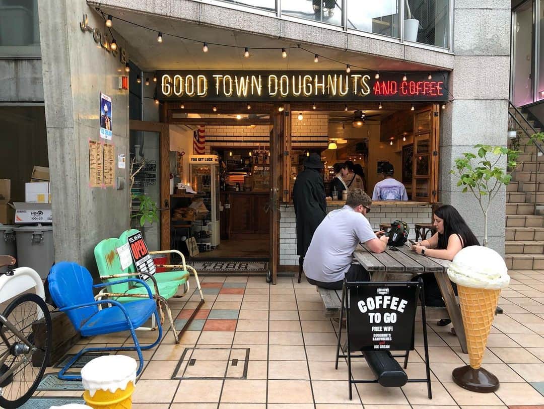 外賀幸一さんのインスタグラム写真 - (外賀幸一Instagram)「＂その先はドーナツ＂  前々から東京に行ったら 立ち寄りたかったショップ GOOD TOWN DOUGHNUTS！  数あるドーナツの中で ファーストチョイスは 「SMILE MANGO」に♪  味はもちろん、店内もオシャレ！ また行こう(*☻-☻*) #goodtowndoughnuts  #doughnuts #ドーナツ」6月13日 10時37分 - 51geka51