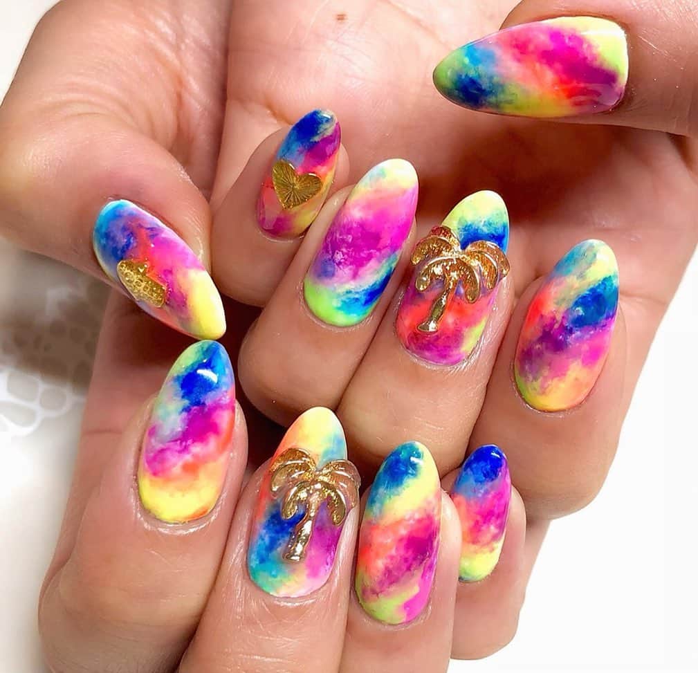 DJ JUICYのインスタグラム：「夏先取りネイル💅🌈🌴🌺 今回はフットもお揃いにしたょ💛 あーーほんとに私の好きな色ばかりで最高⤴️😍✨ いつも素敵なNAILにしてくれて  @naka__nail ちゃん！ ありがとうーー🙏💜 日焼けした肌と白い砂浜にバッチリ👍🏖👙 #ネイル#たいだいネイル#ふっとネイル#脱いでもナイキ #juicy#nail#juicynail#summer#color  #beach#japan#miyakojima#tatoo#nike#love」