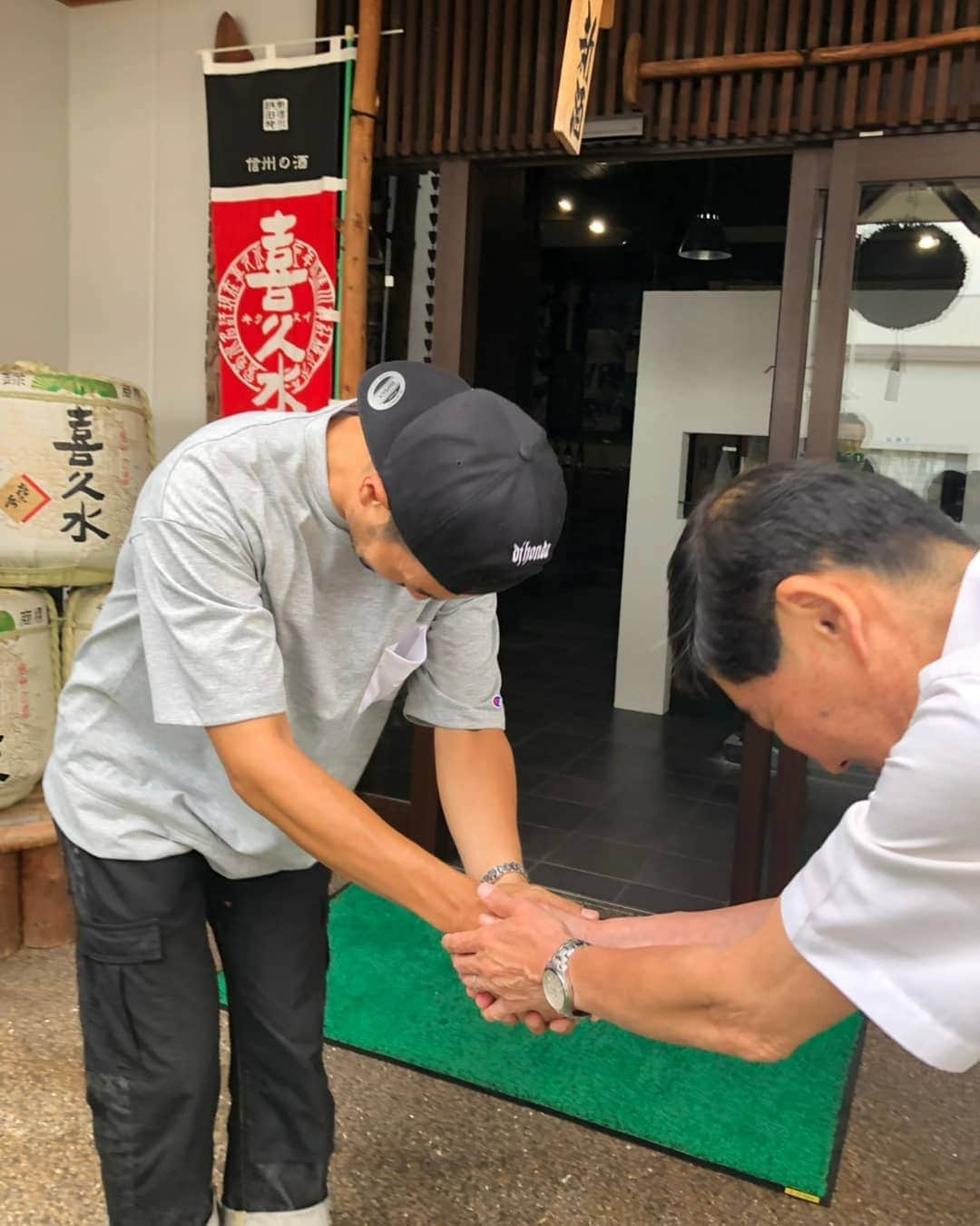 ニッチロー'さんのインスタグラム写真 - (ニッチロー'Instagram)「地元の信州 飯田市唯一の酒蔵 『喜久水酒造』さん  友達を案内しようと行ったら  喜久水酒造さんの社長様にわざわざわご挨拶頂きました  御忙しいところありがとうございました  帰りに酒蔵の若旦那風に撮影  #喜久水酒造 #喜久水 #喜久水飲む人好きだなぁ #酒は喜久水 #懐かしい喜久水のCM #日本酒 #飯田市唯一の酒蔵 #飯田市 #日本一の焼肉の街 #焼肉に合う日本酒 #焼肉大使 #ニッチロー’ #飯田三昧ツアー #一泊二日の弾丸ツアー #南信州 #信州飯田 #kikusui #sake  #iidacity」6月13日 11時05分 - nicchiro5.1