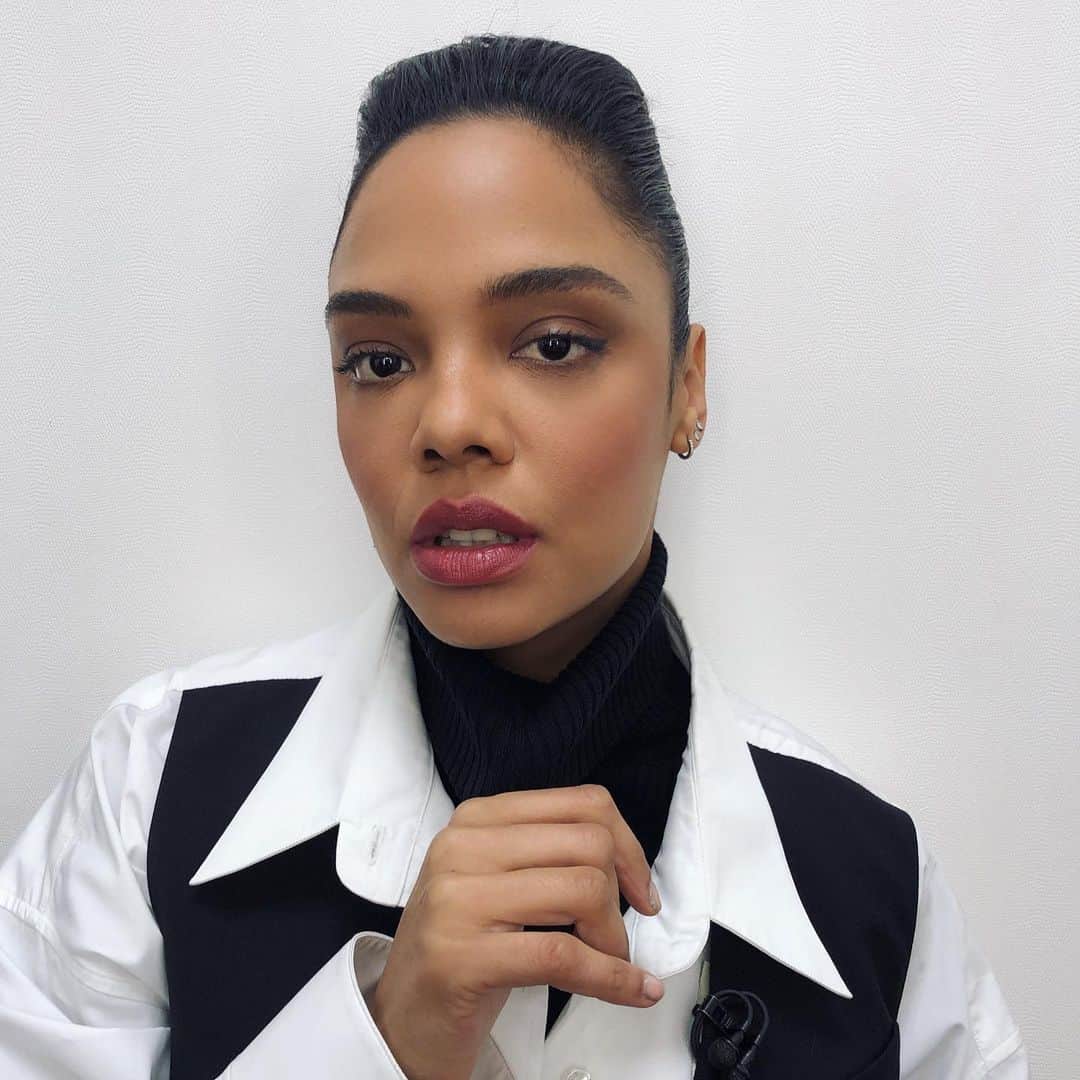 Lacy Redwayさんのインスタグラム写真 - (Lacy RedwayInstagram)「Last one for the night .  Square shaped androgynous vibes tonight on @tessamaethompson  #HairByLacyRedway ( TAP for credits ) #tessathompson #meninblack #agentM #lacyxtessa」6月13日 11時00分 - lacyredway