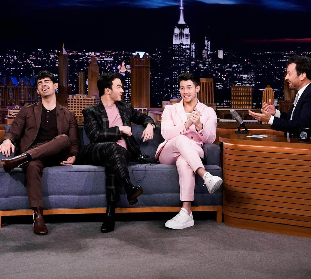 ジミー・ファロンさんのインスタグラム写真 - (ジミー・ファロンInstagram)「The @jonasbrothers reaction to me asking to join the band. I think it went well!」6月13日 11時17分 - jimmyfallon