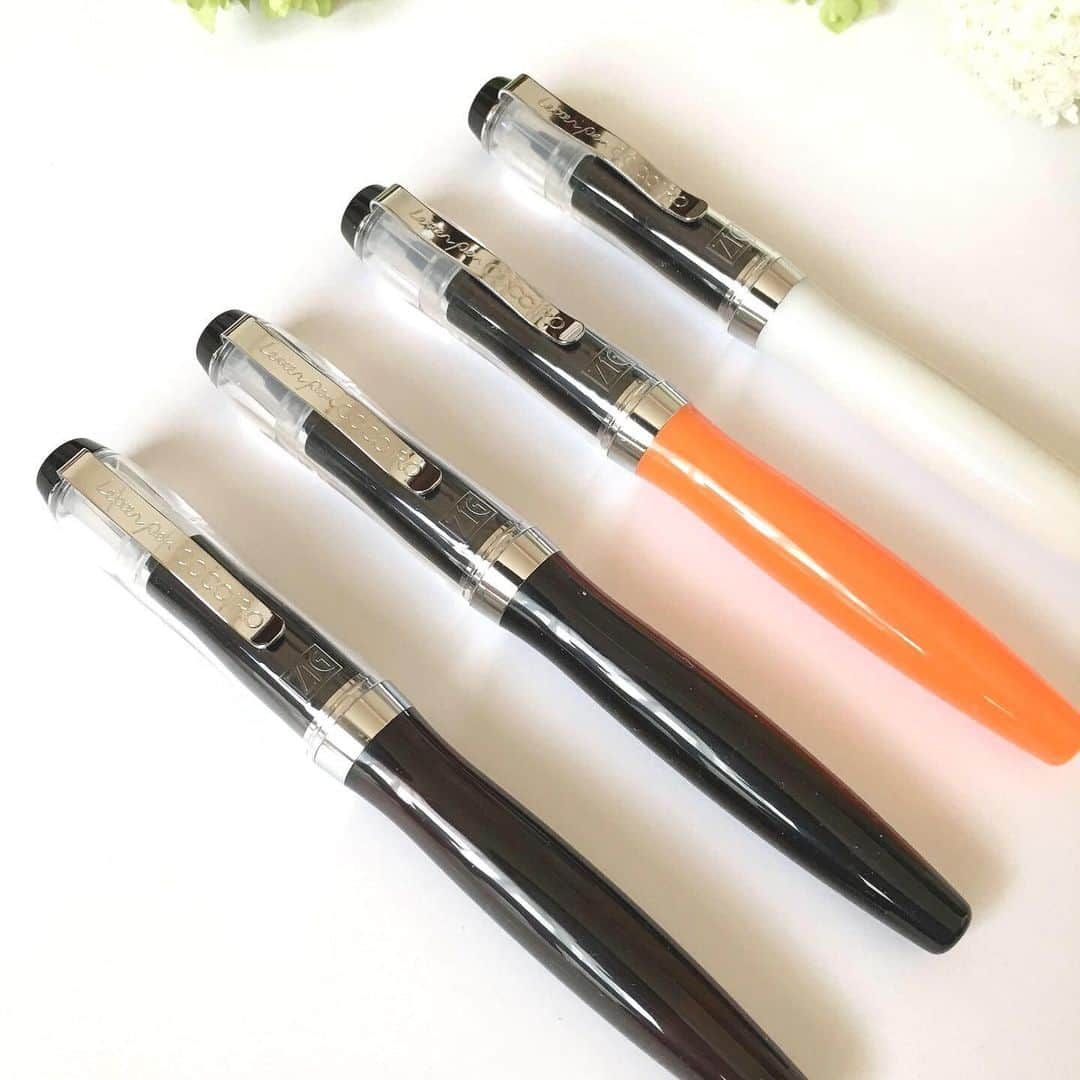 Kuretakeさんのインスタグラム写真 - (KuretakeInstagram)「ZIG Letterpen COCOIRO Superior Line 4 colors: SILKYCROW, BONECHINA, ESPRESSO, SWEETMANDARIN  スクール、ビジネスシーンに最適なシックで安定感のあるデザインです。 Chic and stable design should be good for school and business scene.  #kuretake #zigkuretake #COCOIRO #lettering  #ココイロ」6月13日 11時21分 - kuretakejapan