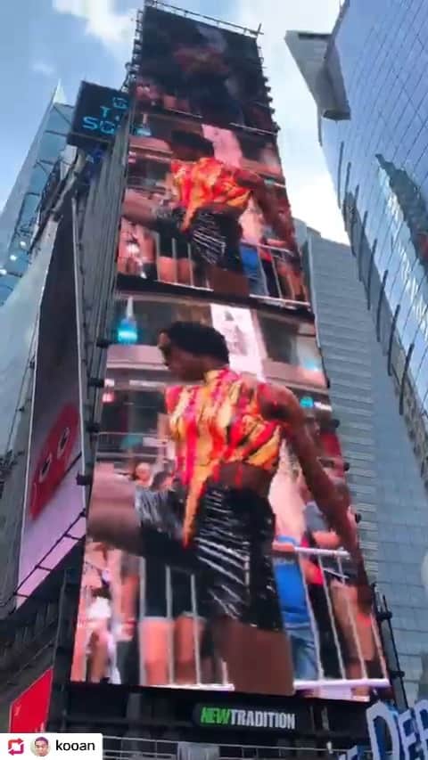 JONTE’のインスタグラム：「Released New Screen in Times Square 💋. Thanks to everyone involved for a successful day. @ramonibaynes @tarikcarroll @kooan @ssikdesigns @makeupbyslater @blackberryshauna @zojea • @jessconatser  @daphnejouanneteau @marlontaylorwiles @flyingundertheradar」