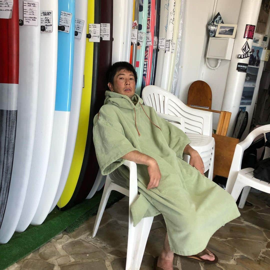 亘健太郎さんのインスタグラム写真 - (亘健太郎Instagram)「ホンコンサーフクラブ‼︎3時間以上海に入ってたら腕パンパン。明日、滅茶苦茶マッチョになってたらどうしよう…。﻿ ﻿ ﻿ http://www.surfingschool.jp/﻿ ﻿ #ホンコンサーフクラブ ﻿ #hongkongsurfclub ﻿ #サーフィン ﻿ #波乗り ﻿ #コーストライン ﻿ #coastline」6月13日 11時30分 - watarikentaro