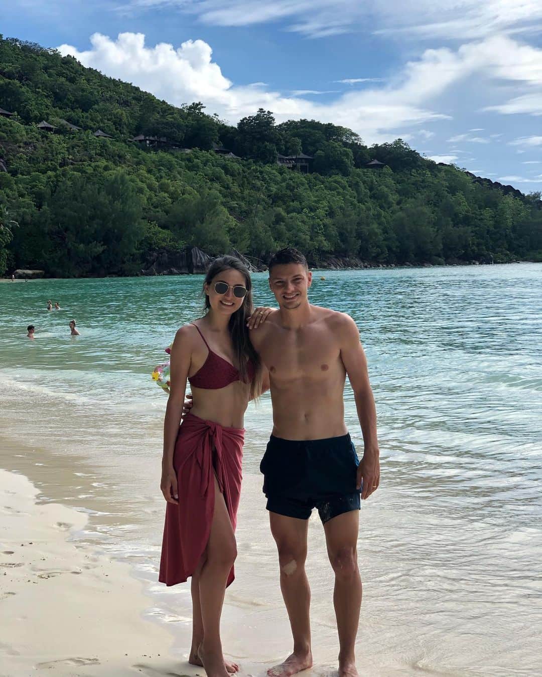 アンドレイ・ジロットのインスタグラム：「Muito feliz por passar mais essa data ao seu lado, hoje completamos 6 anos juntos e dia 08/06/2019 completamos 1 ano de casados! Te amo muito meu amor que Deus continue abençoando nosso casamento como ele tem feito, e obrigado por ser essa esposa tão parceira e especial pra mim! Feliz dia dos namorados ❤️」
