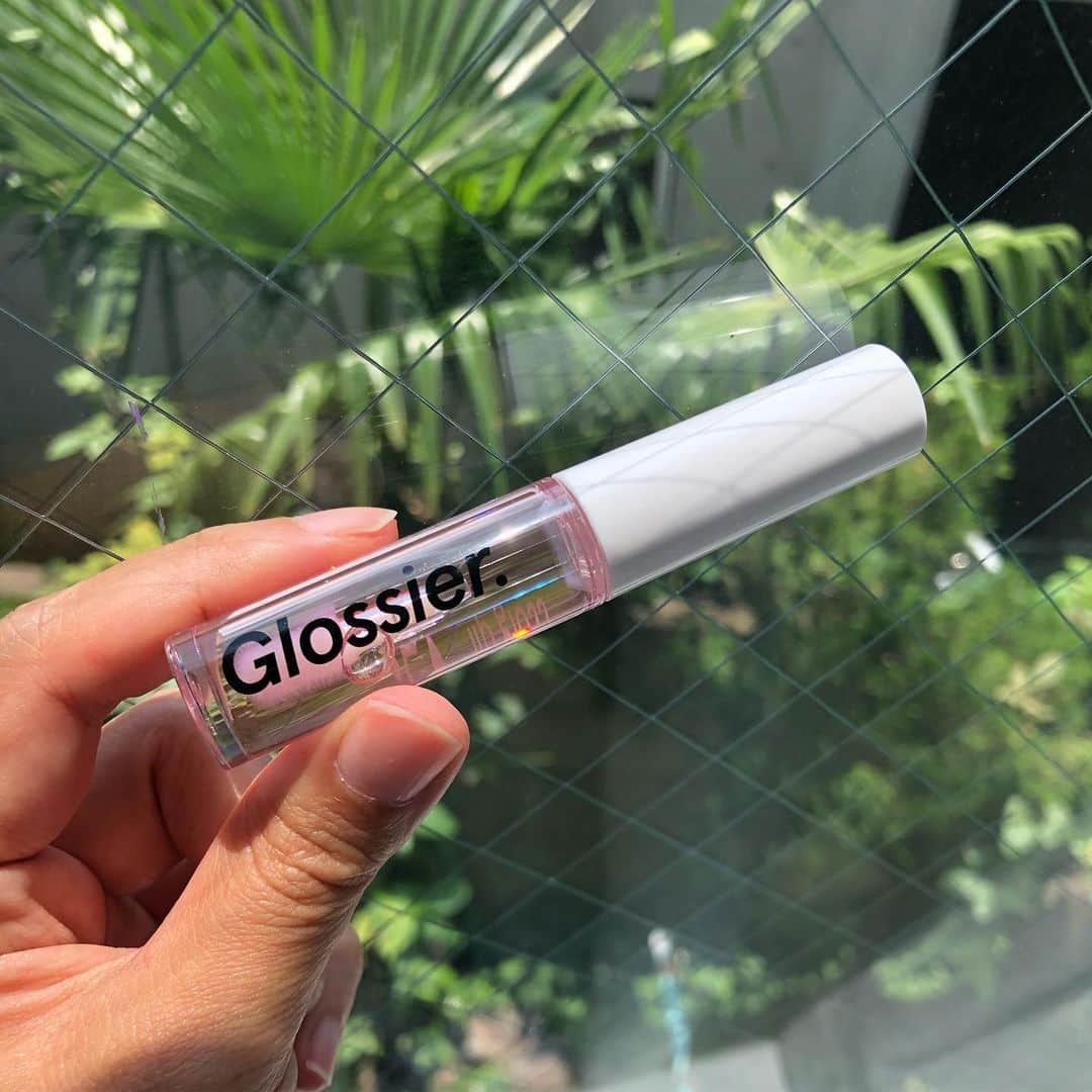 服部円のインスタグラム：「LAに住む @akiko_saito に買ってきてもらった @glossier のグロス💄💫 ブランドの成り立ちや商品のデザイン、スタッフの制服など、何もかもが今の私たちにヒットする。誰かに媚びることなく、女性が女性として心地よく生きていくことを肯定してくれる。そんなブランドがビジネスとしてもがっつり成功しているのも素晴らしい。こういう仕事をしたいよね🍒🙌🏻」