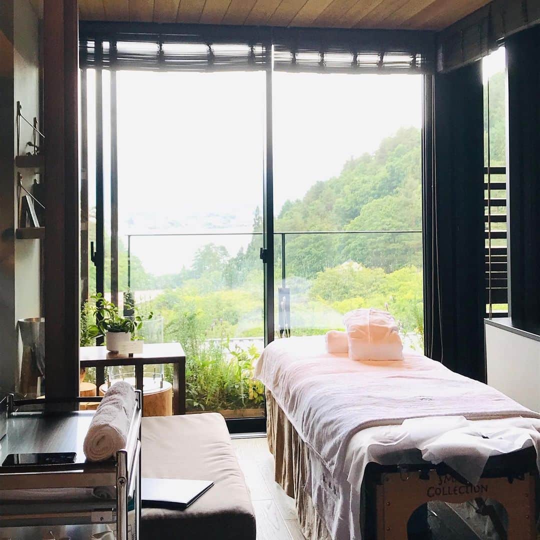 美的 Biteki's official Instagram! さんのインスタグラム写真 - (美的 Biteki's official Instagram! Instagram)「シスレーが世界各国のラグジュアリーホテルで展開するスパ、“Spa by sisley”。日本国内では「熱海 ふふ」「箱根・翠松園」に続き、「ふふ 河口湖」にも’18年10月にオープン。ここだけの特徴はなんといっても、宿泊しているお部屋で雄大な富士山を眺めながら、トリートメントが受けられる特別感✨（写真2枚目）。 ★ フェイシャル、ボディ、フット、ハンドなどのコースはすべて、植物美容学と先端サイエンスの融合から生まれたシスレーの憧れ名品コスメを贅沢に使用（写真3枚目）。オールハンドによる独自のマッサージメソッドは、心地よく、深く心身のストレスを癒してくれます。 ★ “時間に余裕のある旅先で、さらなる美を追求したい”あるいは“毎日せわしなくて心身ボロボロ…即リフレッシュして復活したい”という人には、ボディ・フェイシャル・富士山溶岩のホットストーンなどをパーソナルに組み合わせるカスタマイズコースがおすすめ（プレジャーズ カスタマイズ 100分）。 ★ 至福のトリートメントの後、ベッドの上に起き上がると目に入るのはなだらかで優美な山梨富士の眺め。トリートメントの充足感と富士山パワーの相乗効果で、肌も心も体も奥深くから元気になるーーーそんなプレジャーな時間を楽しめるよう、施術は10時から19時まで。友達とふたりで受けるもよし、存分に自分だけの美容時間を楽しむのもよし。 ★ 「ふふ 河口湖」の客室はすべて趣の異なるスイートルーム。お部屋にはそれぞれ天然温泉の露天風呂がついていて、いつでも好きな時に利用可。ベッドはシモンズ社と共同開発したものを使用、最上の寝心地を叶えています。レストランでは、野菜、フルーツ、肉、魚に地元産を使い、美味しくて、河口湖ならではの自然の恵みを堪能できます。 ★ 豊かな自然・温泉・spa ・おいしいもの・ラグジュアリーな非日常など、旅好き&美容好きにとってすべてが揃った「ふふ 河口湖」。新宿から約2時間の直通列車（JR・富士急行直通特急 富士回遊）もあって便利になりました。あなたも気軽に「キレイになれる旅」、してみませんか。  #spabysisley #sisleyparisjapan#シスレー#河口湖#富士山 #ふふ河口湖 #富士山ビュー #レイクビュー #女子旅#旅 #温泉女子#ホテル #リゾートスパ#スパ#マッサージ#トリートメント#スイートルーム#ラグジュアリー#美肌#美容#美的#bitekicom @sisleyparisjapan」6月13日 11時38分 - bitekicom