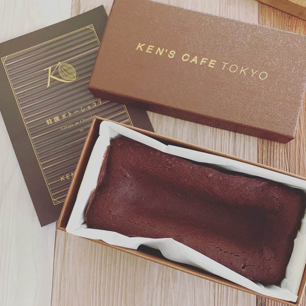 宮前真樹さんのインスタグラム写真 - (宮前真樹Instagram)「#kenscafetokyo  大好きな贅沢ガトーショコラ 今のままでも十分美味しいのに リニューアルで更に美味しく贅沢になるらしい！ ということで試食会へお邪魔させて頂きました。  ヴァローナのケンズカフェオリジナルチョコブレンドに ドリーモのチョコも使用されることに！ しかも希少な品種のクリオロ種を使う贅沢さ♡. . ❷元々の材料が4つだけと少ないからこそ チョコのブレンドが変わるだけで しっかり味の変化を感じる事が出来ました！ 更に嬉しい事に砂糖の量はかなり減ったそうです。 その分リニューアル前よりもカカオのコクと 少しフルーティな酸味も感じます。 そして滑らかさは変わらず！！. . ❸温度で食感も甘みの感じ方も変わります 手前から焼き立て1時間後.常温.冷蔵  毎日予約分だけを焼き販売しているので 受け取りのタイミングが合うと 温かいケーキを買う事が出来きますよ。  私はそのまま食べた後 冷蔵庫でしっかり冷やすのが好き。 温かいとフォンダンショコラ 冷やすとテリーヌだよ。  ❹シェフとかおちゃんと なぜガトーショコラ専門店にしたのか？ シェフのお話は面白くて興味津々。 #ケンズカフェ #ガトーショコラ専門店 #特選ガトーショコラ #グルテンフリーケーキ #小麦粉不使用 #アルコール不使用 #香料不使用  時代に合わせブレンドを変える 常に研究して進化してゆく やはりシェフって凄いなぁ。 #氏家シェフ #余計なことはやめなさい」6月13日 11時43分 - miyamaemaki0116