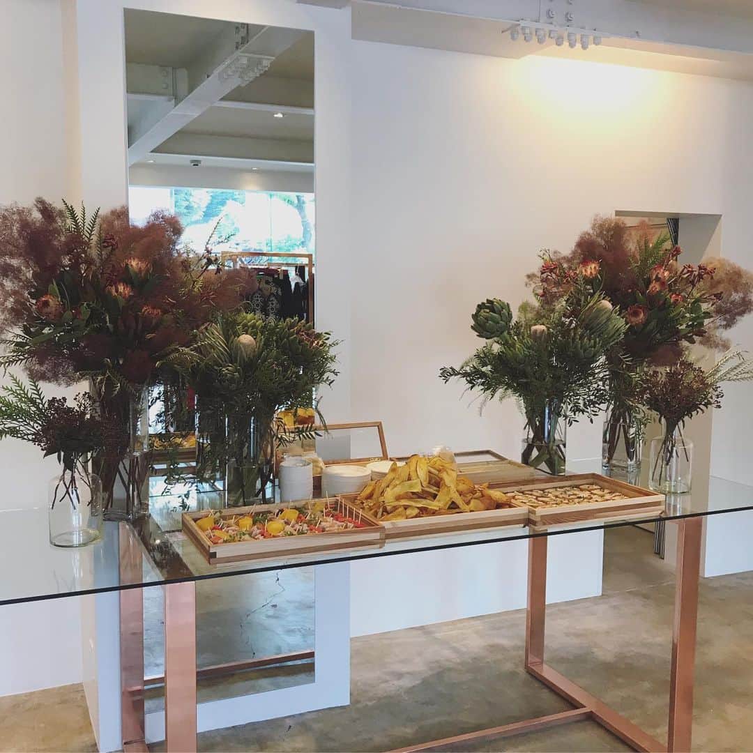のインスタグラム：「@third_magazine 展示会装花。  #flower #flowers #装花 #展示会装花 #willgarden #スモークツリー #アーティーチョーク」