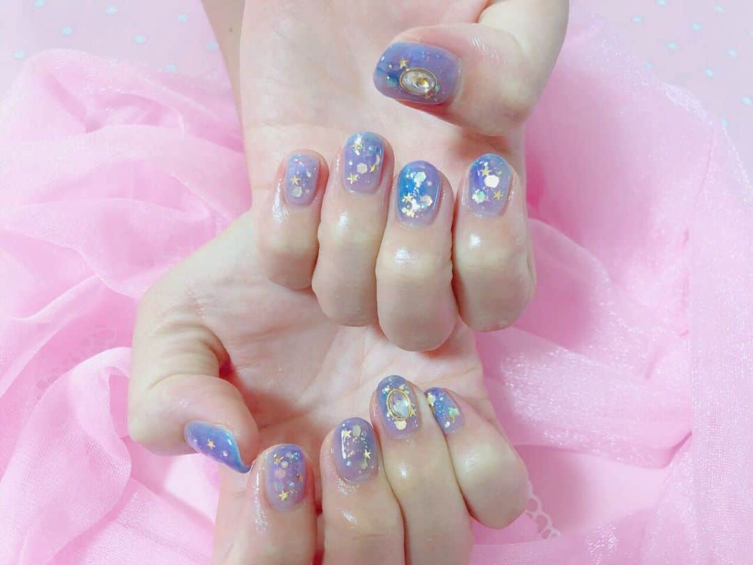 のインスタグラム：「オハヨー🐥💜 最近、何回かネイル変えてたんだけど、インスタオサボリマンだったからアップずっとしてなかったの😮  今回はルミさんに（@rummie51 ）七夕っぽくっておねがいしてみたよ🎋 でも七夕とは？？？wってなって、天の河っぽくって言ったら伝わったよ😂😂😂 ボキャブラリー増やさないと←  ちょっと#アラジン っぽいなとも思ってる💓← ポジティブというか都合良すぎかな？w  #ネイル #nail #ゆめかわいい #instalike  #instagood #instagram #instanails  #ruminail #sangenjaya #三軒茶屋ネイル #japan  #네일스타그램 #패피」