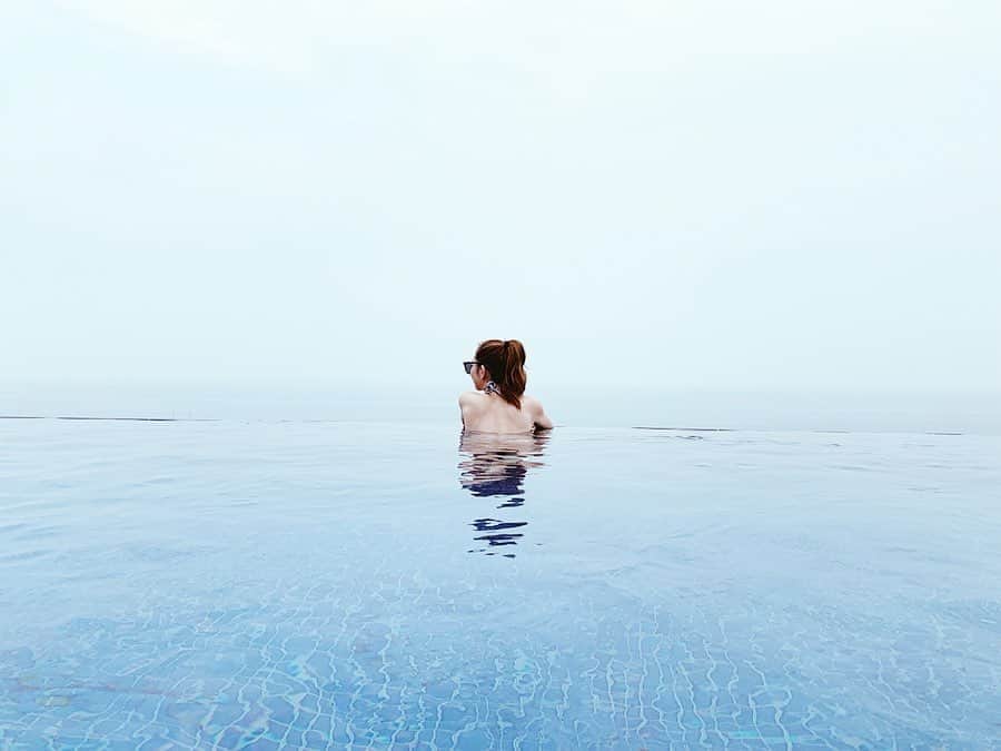 のインスタグラム：「インフィニティプール🏖﻿﻿ ﻿﻿ この時期でも温水だからずっと入ってられる👌🏻﻿ ﻿﻿ ﻿﻿﻿ ──────────────────────────﻿﻿﻿ #pool#プール#ビキニ#bikini #ブラジリアンビキニ #brazilianbikini#水着#japanesegirl #infinitypool #インフィニティプール #海#sea #swave #ooisoprincehotel #thermalspa #ocean #sea #spa #ooisoprincehotel #japan #poolside #プールサイド#バックショット #backshot #bikinigirl #hips #seaside #👙#vetements #ポニーテール」
