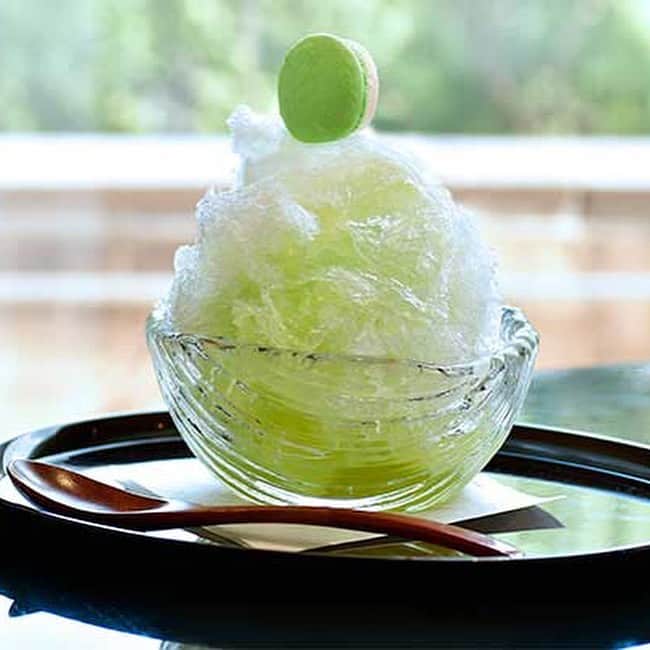オズモール編集部さんのインスタグラム写真 - (オズモール編集部Instagram)「【かき氷の魅力を再発見🍧ひんやりおいしい東京の名物かき氷 vol.8】 ㅤㅤㅤㅤㅤㅤㅤㅤㅤㅤㅤㅤㅤ ホテルニューオータニ開業50周年記念メニューとして誕生した「サツキかき氷」は、本格的な日本料理を気軽に楽しめる「KATO'S DINING & BAR」で味わうことができます✨ ㅤㅤㅤㅤㅤㅤㅤㅤㅤㅤㅤㅤㅤ わたがしのようなふわふわの食感が楽しめる氷は、日光天然氷を使用し、なめらかな口当たりが特徴です☁️ ㅤㅤㅤㅤㅤㅤㅤㅤㅤㅤㅤㅤㅤ 人気メニューの「サツキかき氷　和三盆」は、ほんのり甘くて後味さっぱりな徳島産の幻の和三盆を使用し、甘さ抑えめの豆乳ガナッシュがたっぷり入った特製マカロンを乗せて完成😋 ㅤㅤㅤㅤㅤㅤㅤㅤㅤㅤㅤㅤㅤ また、メロンの果肉がゴロゴロ入った「サツキかき氷 メロン」は、ヘルシーなこんにゃくを使用したゼリーとメロン100％のソースがたっぷり🍈 ㅤㅤㅤㅤㅤㅤㅤㅤㅤㅤㅤㅤㅤ 今年の新作かき氷「ブランマンジェ」は、隠し味のライチはちみつが上品な味わいを引き立て、トッピングの「レッドローズマカロン」が贅沢に香ります🌹 ㅤㅤㅤㅤㅤㅤㅤㅤㅤㅤㅤㅤㅤ 格式高いホテルの優雅な空間で、極上のスイーツを堪能しよう👏 ㅤㅤㅤㅤㅤㅤㅤㅤㅤㅤㅤㅤㅤ 「KATO’S DINING & BAR」紹介ページはこちら📝 https://www.ozmall.co.jp/sweets/kakigori/article/10493/ ㅤㅤㅤㅤㅤㅤㅤㅤㅤㅤㅤㅤㅤ @ozmall_editors  #オズモール #オズマガジン #東京女子部 #かき氷 #かき氷巡り #かき氷部 #カキ氷#かきごーらー #かきごおりすと #スイーツ好き #スイーツ女子 #かき氷好きな人と繋がりたい #スイーツ好きな人と繋がりたい#ホテルニューオータニ東京 #スイーツ部 #わたしのかき氷キロク#スイーツ巡り#ホテルスイーツ #サツキかき氷 #katosdiningandbar」6月13日 12時00分 - ozmall_editors