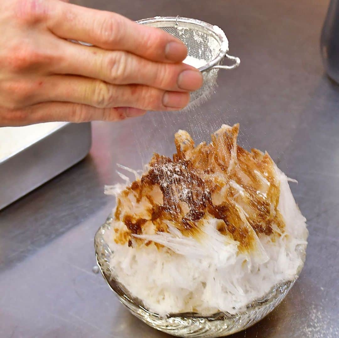 オズモール編集部さんのインスタグラム写真 - (オズモール編集部Instagram)「【かき氷の魅力を再発見🍧ひんやりおいしい東京の名物かき氷 vol.8】 ㅤㅤㅤㅤㅤㅤㅤㅤㅤㅤㅤㅤㅤ ホテルニューオータニ開業50周年記念メニューとして誕生した「サツキかき氷」は、本格的な日本料理を気軽に楽しめる「KATO'S DINING & BAR」で味わうことができます✨ ㅤㅤㅤㅤㅤㅤㅤㅤㅤㅤㅤㅤㅤ わたがしのようなふわふわの食感が楽しめる氷は、日光天然氷を使用し、なめらかな口当たりが特徴です☁️ ㅤㅤㅤㅤㅤㅤㅤㅤㅤㅤㅤㅤㅤ 人気メニューの「サツキかき氷　和三盆」は、ほんのり甘くて後味さっぱりな徳島産の幻の和三盆を使用し、甘さ抑えめの豆乳ガナッシュがたっぷり入った特製マカロンを乗せて完成😋 ㅤㅤㅤㅤㅤㅤㅤㅤㅤㅤㅤㅤㅤ また、メロンの果肉がゴロゴロ入った「サツキかき氷 メロン」は、ヘルシーなこんにゃくを使用したゼリーとメロン100％のソースがたっぷり🍈 ㅤㅤㅤㅤㅤㅤㅤㅤㅤㅤㅤㅤㅤ 今年の新作かき氷「ブランマンジェ」は、隠し味のライチはちみつが上品な味わいを引き立て、トッピングの「レッドローズマカロン」が贅沢に香ります🌹 ㅤㅤㅤㅤㅤㅤㅤㅤㅤㅤㅤㅤㅤ 格式高いホテルの優雅な空間で、極上のスイーツを堪能しよう👏 ㅤㅤㅤㅤㅤㅤㅤㅤㅤㅤㅤㅤㅤ 「KATO’S DINING & BAR」紹介ページはこちら📝 https://www.ozmall.co.jp/sweets/kakigori/article/10493/ ㅤㅤㅤㅤㅤㅤㅤㅤㅤㅤㅤㅤㅤ @ozmall_editors  #オズモール #オズマガジン #東京女子部 #かき氷 #かき氷巡り #かき氷部 #カキ氷#かきごーらー #かきごおりすと #スイーツ好き #スイーツ女子 #かき氷好きな人と繋がりたい #スイーツ好きな人と繋がりたい#ホテルニューオータニ東京 #スイーツ部 #わたしのかき氷キロク#スイーツ巡り#ホテルスイーツ #サツキかき氷 #katosdiningandbar」6月13日 12時00分 - ozmall_editors