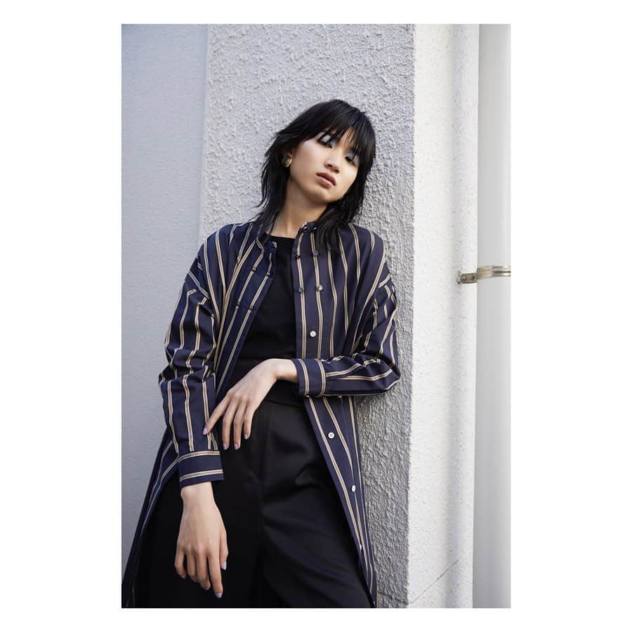 CIROI CIROI × MINETV VOL.1 ONAIRのインスタグラム：「【STYLE】 ＿＿＿＿＿＿＿＿＿＿＿＿＿＿＿＿＿＿＿＿＿＿＿＿＿ One-piece: Double button stripe shirts one-piece Color: light-blue/navy Price: ¥24,000+tax⇨¥14,400+tax. . Tops: Paper basic T-shirts Color: green/white/navy/black Price: ¥6,500+tax⇨¥3,510+tax. . Pants: Hanfu jodhpurs pants  Color: blue/black Price: ¥23,000+tax⇨¥14,950+tax. ￣￣￣￣￣￣￣￣￣￣￣￣￣￣￣￣￣￣￣￣￣￣￣￣￣ . One-piece. クラシカルなストライプで、上品な雰囲気に仕上げたシャツワンピース。大好評の定番品番、 ダブルボタンシャツワンピースのオーバーサイズバージョンが登場です。モードで上品なスタイリングに仕上がると大好評をいただいている定番シャツワンピのデザインポイントはそのままに、こちらはリラックス感とカジュアル感を加えたバージョンに更新し新登場です。 . Tops. まるでペーパーのようなカラッとした綿糸を使用した、涼しげな T シャツ。体の線が美しく出るシルエットに、ステッチを極力無くし、女性らしいデザインに仕上げました。レングスは、ロングとショートの 2 種類。ショート丈は、ハイウエストやジャストウエストのボトムス合わせに最適です。スタイリングに合わせて、丈感やサイズを選べる定番の T シャツです。 . Pants. ウエストにチャイナボタンのデザインを入れたハイウエストのジョッパーズパンツ。裾のスリットなど、細部にチャイニーズトラディッショナルを散りばめました。シルキーな光沢素材にワッシャー加工を施し、ヴィンテージ風に仕上 げたことで、カジュアルに使いやすいパンツに仕上げました。 . #CIROI」