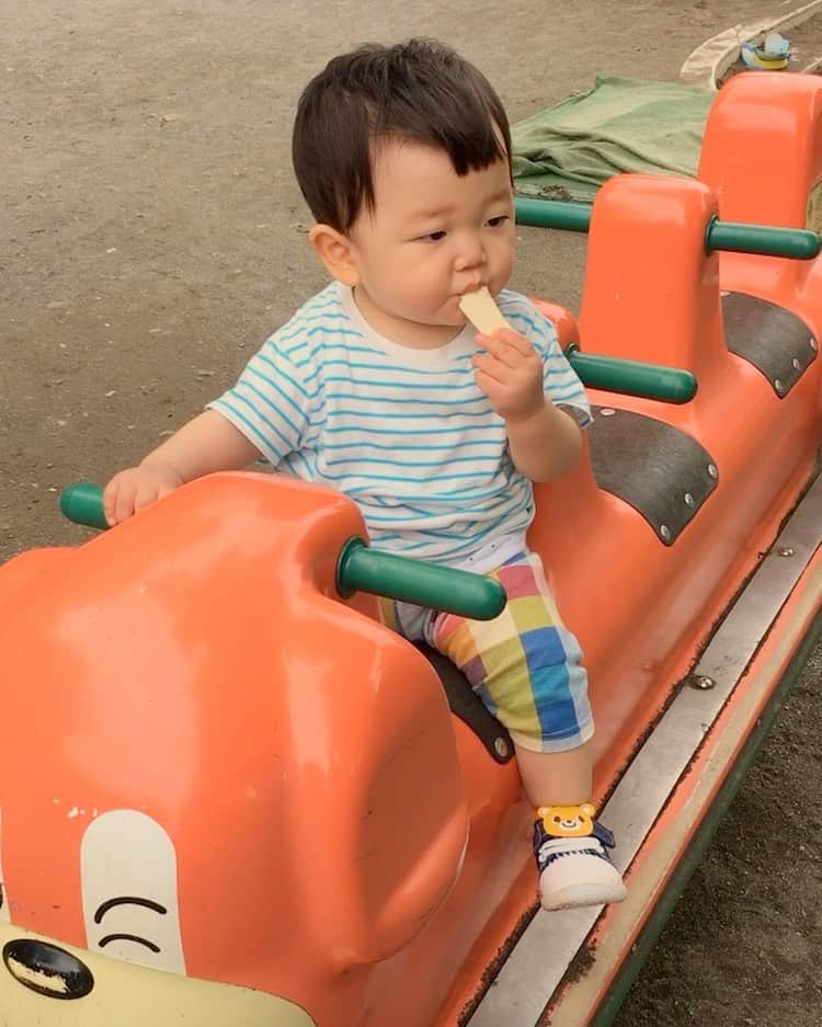 山西章博のインスタグラム：「前髪真ん中に寄ってきてるよ！ #赤ちゃん #嫡男 #せがれ #公園 #遊具 #お菓子 #お菓子の勝ち #結局お菓子が一番 #前髪が変  #耳だけ似てる #耳以外も似て来た #これ以上似るな #ママリ#パパリ#ベビフル#ベビリトル#コドモノ#mamanoko#コノビー#mamanokoカメラ部#mamanokoギフトキャンペーン#コドモダカラ」