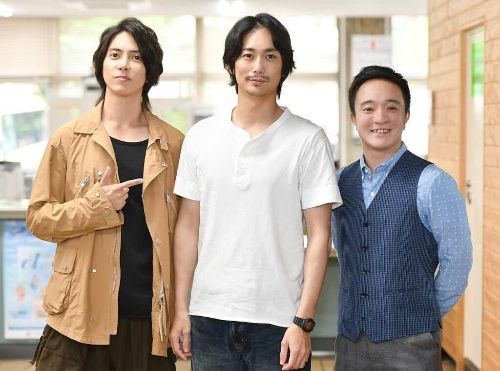 TBSドラマ「インハンド」のインスタグラム：「. 明日放送の第10話から、平岡祐太さんの出演が決定しました‼️ . 山下さん、濱田さん、平岡さんの共演は約11年ぶり😊✨ 仲良しトリオ再集結です🙌 3人の共演シーンもお楽しみに♬ . 詳しくは→ https://www.tbs.co.jp/inhand/topics/201906131200.html . . #インハンド #山下智久  #濱田岳  #平岡祐太 #仲良しトリオ  #奇跡の再集結 #10話は明日よる10時放送📺」