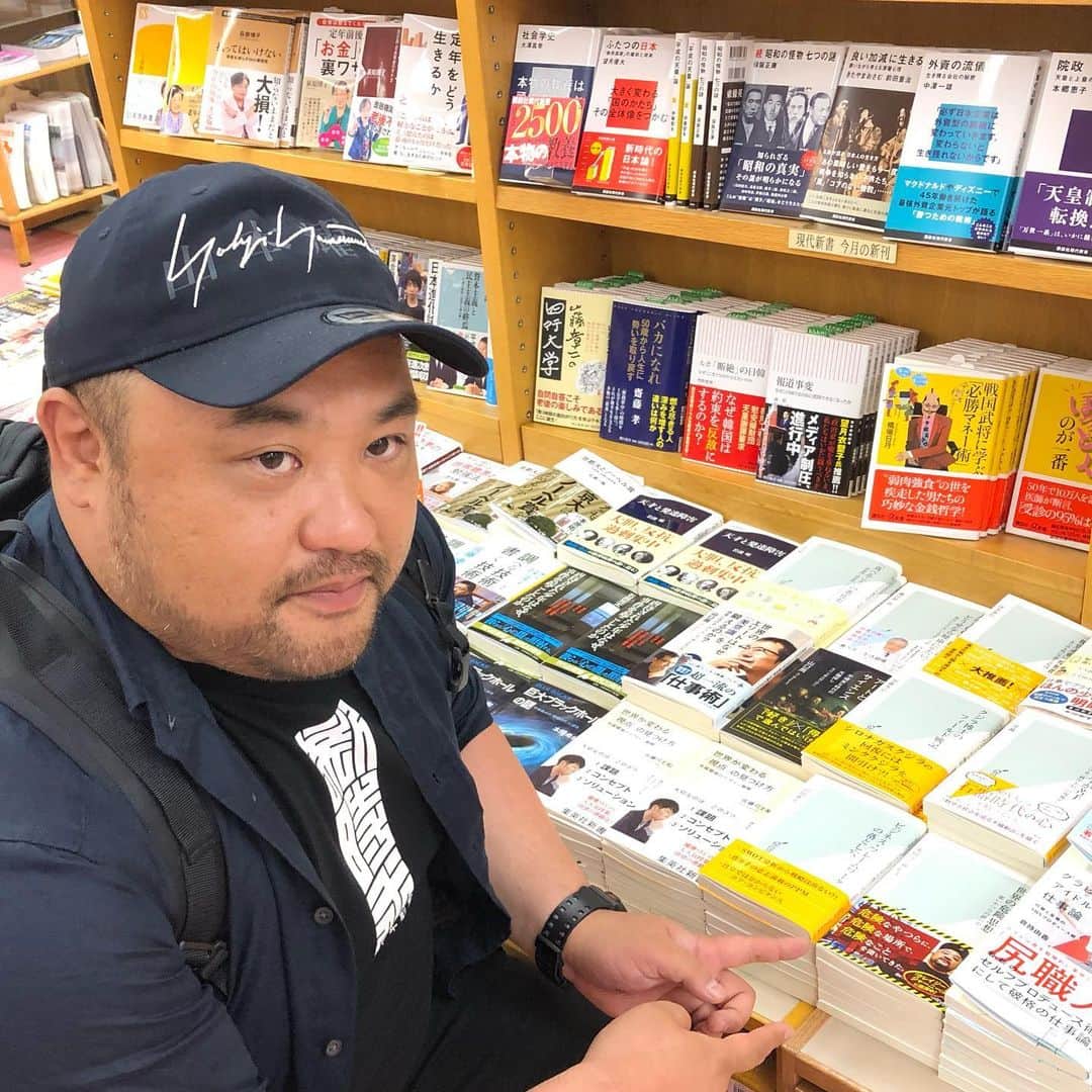 丸山ゴンザレスのインスタグラム：「‪紀伊国屋書店新宿本店さんにお邪魔してきました。二階と一階に新刊『世界の危険思想 悪いやつらの頭の中』を置いてくれています！‬」
