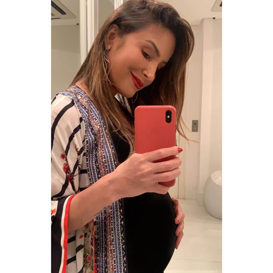 のインスタグラム：「Barriga cheia depois do jantar romântico em comemoração ao dia dos namorados. Ps. Duplo sentido. 😁😆😉」