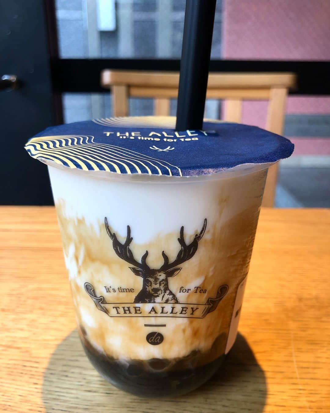 のインスタグラム：「待ち時間にまったり☆  黒糖タピオカラテ美味しい💕  #thealley #タピオカ #黒糖タピオカラテ #タピ活 #中目黒」
