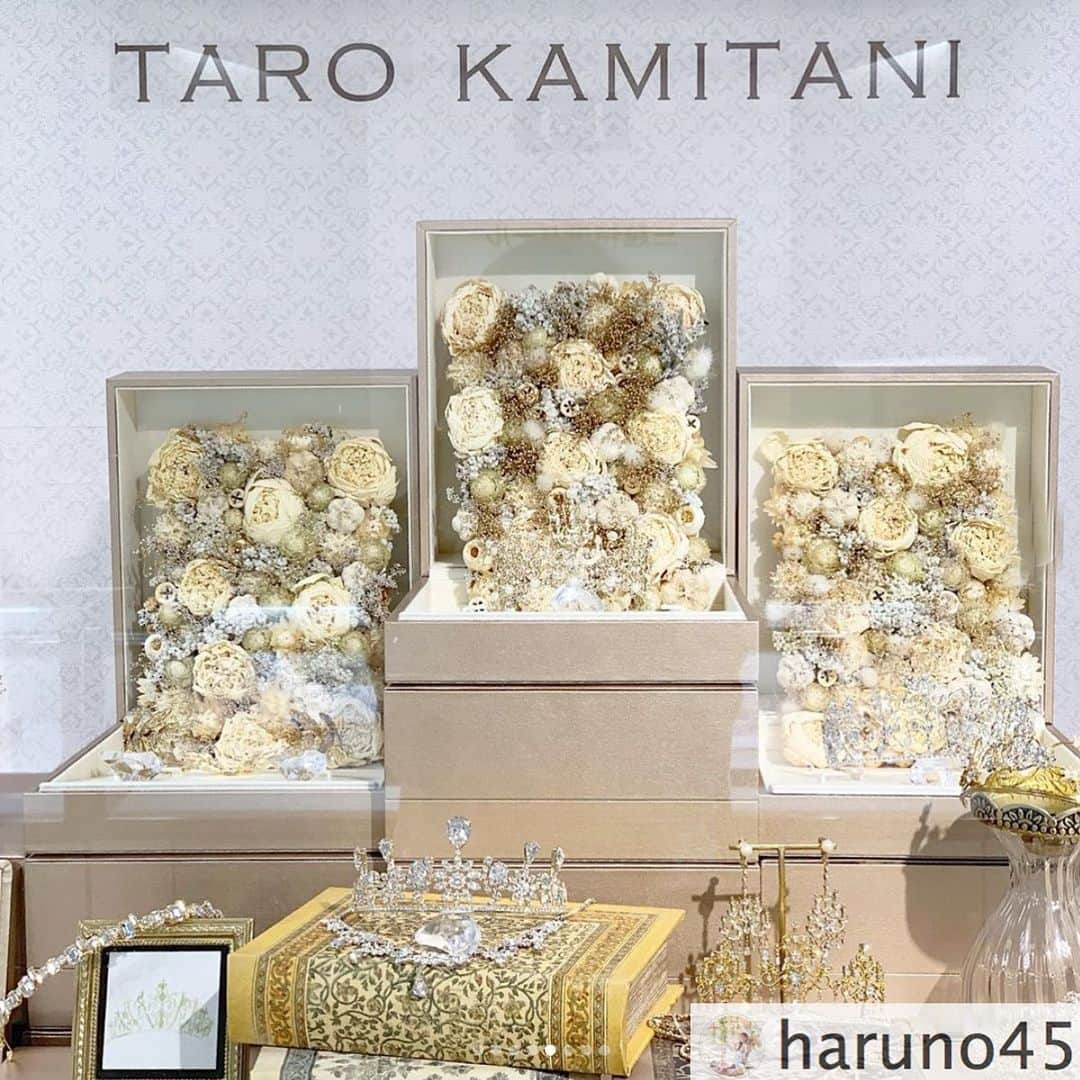 Taro Kamitani 世界初のティアラデザイナーさんのインスタグラム写真 - (Taro Kamitani 世界初のティアラデザイナーInstagram)「日本橋三越本店で開催中の『TARO KAMITANIティアラ展』初日、おかげさまで平日にも関わらず、沢山の方にお越しいただきました。数年前に、御自身の結婚式でTARO KAMITANIのティアラを着けてくださった方が、小さなお子様連れで来てくださったり、ブランド立ち上げの時にお世話になった方々がティアラフォトブースでパチリくださったり、と、、、グッ😭とくるシーンばかりでした。ただただ感謝の一心です。トークショーの様子は、また改めて。（初日、トークショーにも来てくださったmarry津崎さん（ @haruno45 ）の御投稿があまりにも美しかったのでリグラムさせていただきました）世界初披露となったセルジオロッシ〈sr1〉インスピレーション・ティアラ。セルジオロッシのファンの方々にも大好評でした。光栄です💐✨【日本橋三越本店ブライダルジュエリーフェア『TARO KAMITANI ティアラ展』6月16日（日）まで開催中】 * * * * * #sergiorossi #tarokamitani #ティアラ展 #日本橋三越 #日本橋三越本店 #2019秋婚 #2019冬婚 #2020春婚 #2020夏婚  #プレ花嫁  #ウエパ #関東花嫁 #ブライダルフェア #クチュールナオコ #ブライダリウムミュー #イノセントリー #2019wedding #日本中のプレ花嫁さんと繋がりたい #花嫁diy #2020wedding #三越 #mitsukoshi #ウエディング #marryxoxo #nihonbashimitsukoshi #ティアラ #パンプス #ヒール  #キラキラ #ウェディングティアラ」6月13日 12時11分 - tarokamitani_tiaradesigner