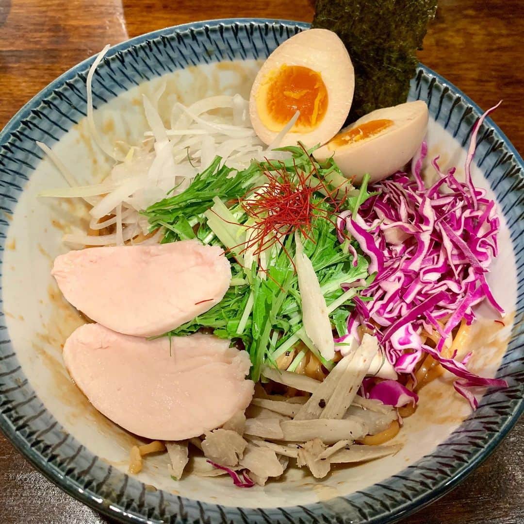 のインスタグラム：「渋谷に新しくできたラーメン店で鶏トロSoba😊カラフルな見た目でテンション上がる❗️もちもち麺と超濃厚なタレを混ぜに混ぜて😁チーズや納豆のトッピングも楽しめみたい💪 #鶏トロsoba #渋谷ラーメン #渋谷ランチ #ヌードルハウス鶏トロリッチ #ラーメン #らーめん #拉麺 #라면#ramen#noodle  #つけ麺 #まぜそば #汁なし #麺 #麺活 #ラーメン巡り #ラーメンインスタグラマー #麺スタグラム #rameninstagramer  #travel #foodie」
