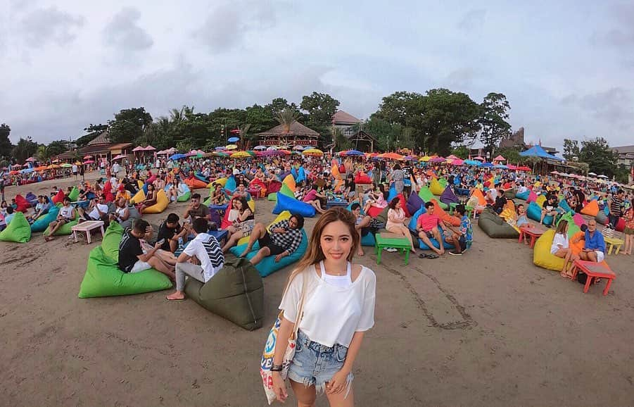 酒井麻里（Juri）さんのインスタグラム写真 - (酒井麻里（Juri）Instagram)「📍La Plancha Bali カラフルなクッションとパラソルが沢山💗🌈 ていうか旅の間ほとんどこのエコバッグで過ごしてたなぁ…いくつもバッグ持って行ってたのに楽ちんで🍒 けどこれのおかげでIBIZAから旅行で来てたイケイケのオシャレマダムに声かけられて嬉しかったんだー🥰 * * * #tb #trip #bali #laplancha #cjjuri #jurixoxoxo #seminyakbali #seminyakbeach」6月13日 12時22分 - jurixoxoxo