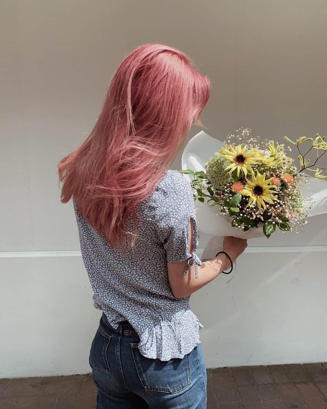 目見田早弥子のインスタグラム：「| pink 🌸💞🐷 カラー直後のpink頭のわたし。 color by @ryo_hair 𓆸」