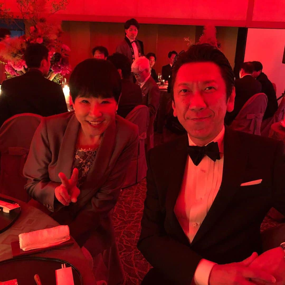 和田アキ子さんのインスタグラム写真 - (和田アキ子Instagram)「昨日はある人の結婚パーティーでした。布袋君と観月ありさちゃんとご一緒😊😊 布袋君とは初めてで嬉しくて、ずっと喋りっぱなしだった笑笑 観月ありさちゃんとはたまに飲みに行くんですけど、ほんと二人とも飲んべで、この日も二人でワインやら焼酎ロックやらずーっと飲み続けてました笑笑 楽しかったー😊😊 #ako50th #布袋寅泰 #観月ありさ #結婚パーティー」6月13日 12時29分 - ako50th