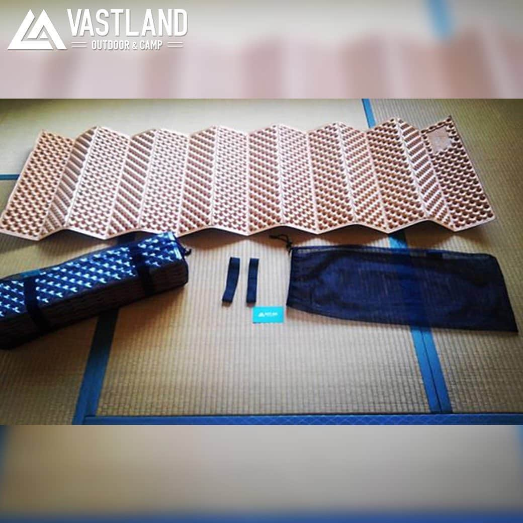 VASTLANDさんのインスタグラム写真 - (VASTLANDInstagram)「【VASTLAND×REPOST】 . .. こんなにコンパクトですが大人がゴロゴロするには充分なサイズ感🏕 . 幅56cmで寝返りもバッチリ👌 . 長さは185cmも🌳ありますよ🤠 . 長さが足りない方はザック等を足枕にして最高の眠り体験を🌠 . .. Photo by  @papazzi 様 ※ @papazzi 様は【#VASTLANDアンバサダー 様】です。 . VASTLAND公式アカウントでのリポスト希望の方は【#VASTLANDリポート】を付けてVASTLAND製品をご投稿ください！ . .. ・掲載ギア・ #キャンプマット . .. ▲▽掲載ギアはプロフィールのリンク（ @vastland.jp )もしくは、画像をタップしてチェック！▽▲ . .. ※コメントやDMに返信できない場合がございますので、製品やサポートに関するお問い合わせは、弊社問い合わせフォームからよろしくお願いします。 . .. #VASTLAND #ヴァストランド  #レジャーマット #銀マット #テントマット #インナーマット #新商品 #キャンペーン #キャンプ #camp #camping #キャンプギア #キャンプ道具 #キャンプ用品 #ソロキャンプ #デイキャンプ #ファミリーキャンプ #ファミキャン #キャンプ女子 #アウトドア #アウトドア用品 #ハイキング #ピクニック #登山 #バックパッカー #車中泊 #テント泊」6月13日 12時30分 - vastland.jp