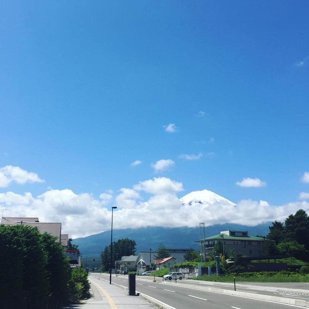 ほうとう 富士の茶屋のインスタグラム：「こんにちは、富士の茶屋です☀️ ・ 今日は梅雨の合間の良い天気、雲のお陰で過ごしやすい気温です😊 季節外れのようですが毎年この時期に鳴くヒグラシの声が静かな夏の1日を思わせる、そんな心地の良い時間を楽しんでもらえたらと思います☺️ ・ #ほうとう#富士の茶屋#富士山#富士吉田#河口湖#森の中#ヒグラシ#夏の日」