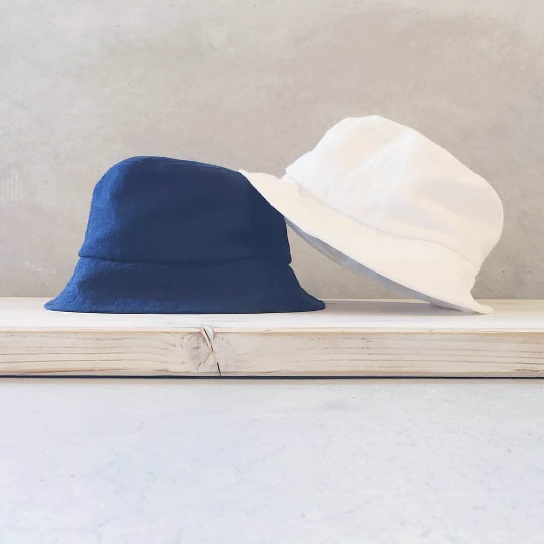 のインスタグラム：「6.13 日差しが気になるこの時期に。 BLUE BLUE JAPAN/メンアサバックチノ バケットハット . . . #BLUEBLUEJAPAN #ブルーブルージャパン #madeinjapan #聖林公司 #seilin #OKURA . @nollyandthenatures . #tottori#鳥取県#鳥取市#川端」