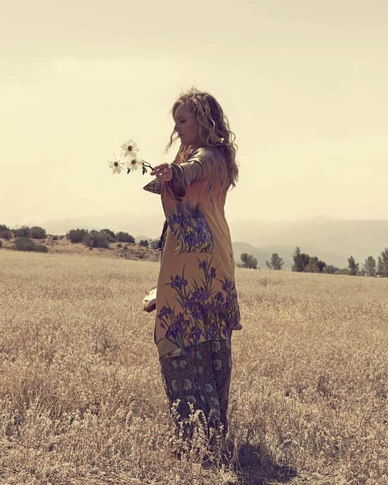 ジェイミー・アンダーソンのインスタグラム：「Little Earthling 🌻 I feel more love and appreciation for this planet everyday I walk on it... Love you all 💙」