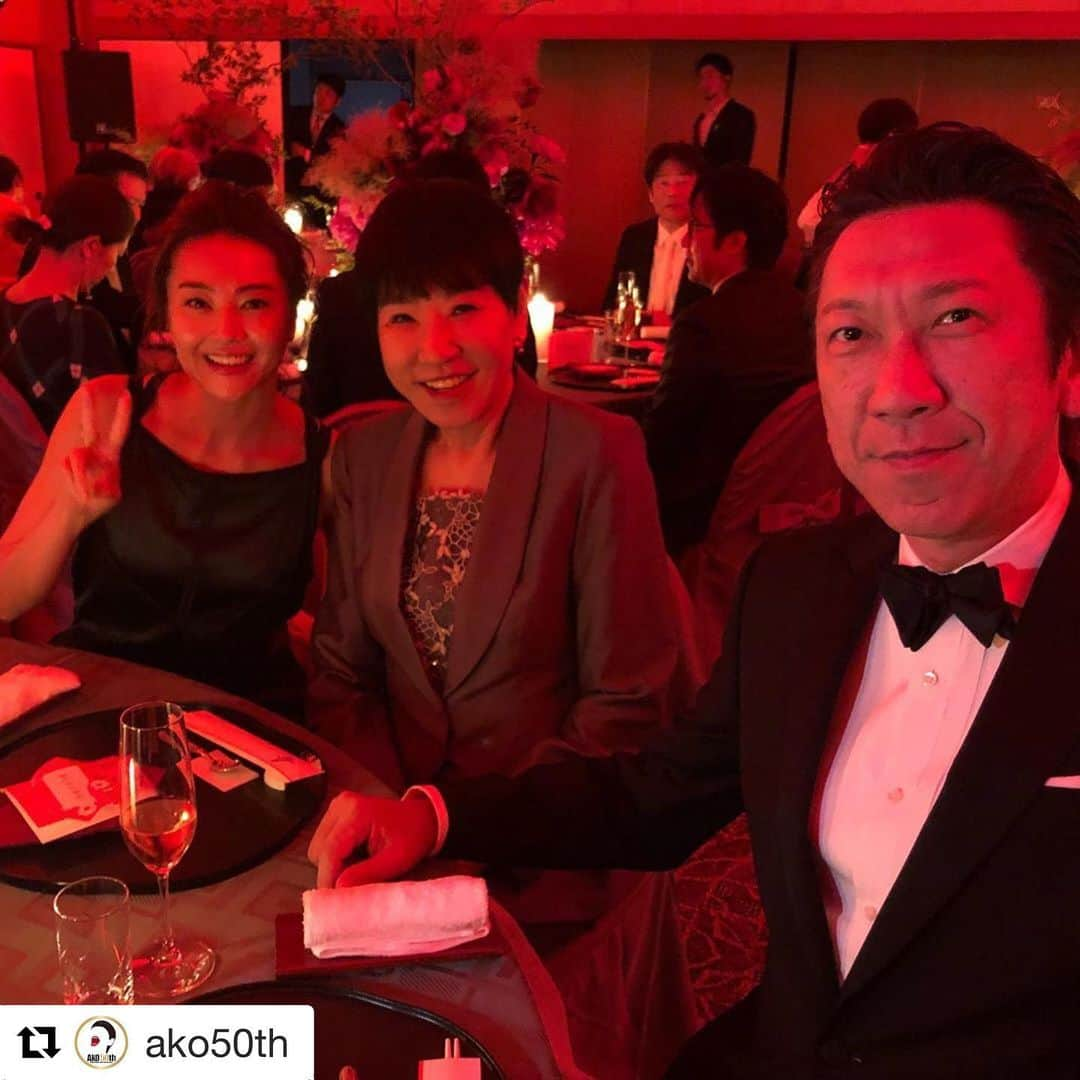 観月ありささんのインスタグラム写真 - (観月ありさInstagram)「#Repost @ako50th with @get_repost ・・・ 昨日はある人の結婚パーティーでした。布袋君と観月ありさちゃんとご一緒😊😊 布袋君とは初めてで嬉しくて、ずっと喋りっぱなしだった笑笑 観月ありさちゃんとはたまに飲みに行くんですけど、ほんと二人とも飲んべで、この日も二人でワインやら焼酎ロックやらずーっと飲み続けてました笑笑 楽しかったー😊😊 #ako50th #布袋寅泰 #観月ありさ #結婚パーティー  ある人の結婚式！笑 大先輩である。AKOさんと布袋さんと同じ席で沢山のお話しを聞けて本当に楽しかった〜〜😊😊😊」6月13日 12時42分 - alisa_mizuki