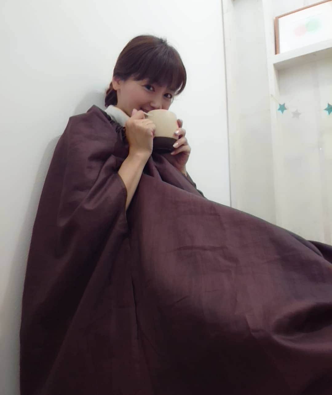 武藤乃子さんのインスタグラム写真 - (武藤乃子Instagram)「♨️ 定期的に、よもぎ蒸し。  最初は全裸になることにビビっていましたが、もう慣れました。笑 マントをかぶってハーブティーを飲みながら、ぬくぬく温まります。最後は頭までマントの中に。  よもぎ蒸しの効果って、女性に良いことしかないのね✨  #よもぎ蒸し #冷え性改善 #冷え症対策」6月13日 12時43分 - muto_noriko.11