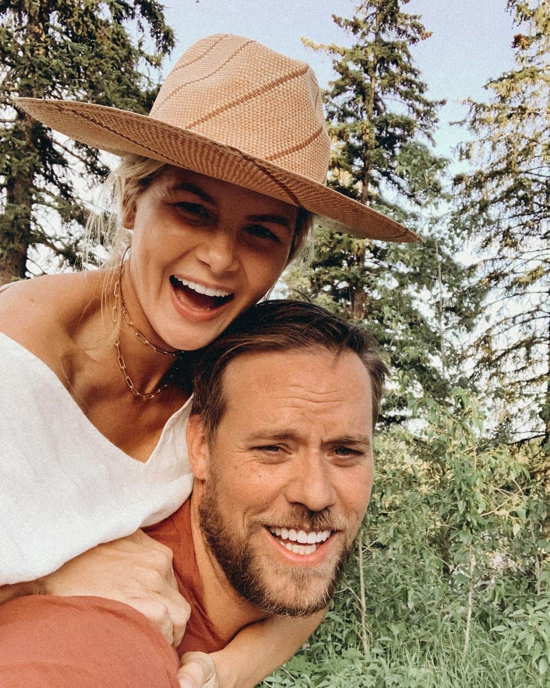 Amber Fillerup Clarkさんのインスタグラム写真 - (Amber Fillerup ClarkInstagram)「Our little photo shoot in the woods 😚why are piggy back rides harder than I remember 😆 @bigmountainhaus #whitefishescapes」6月13日 12時59分 - amberfillerup