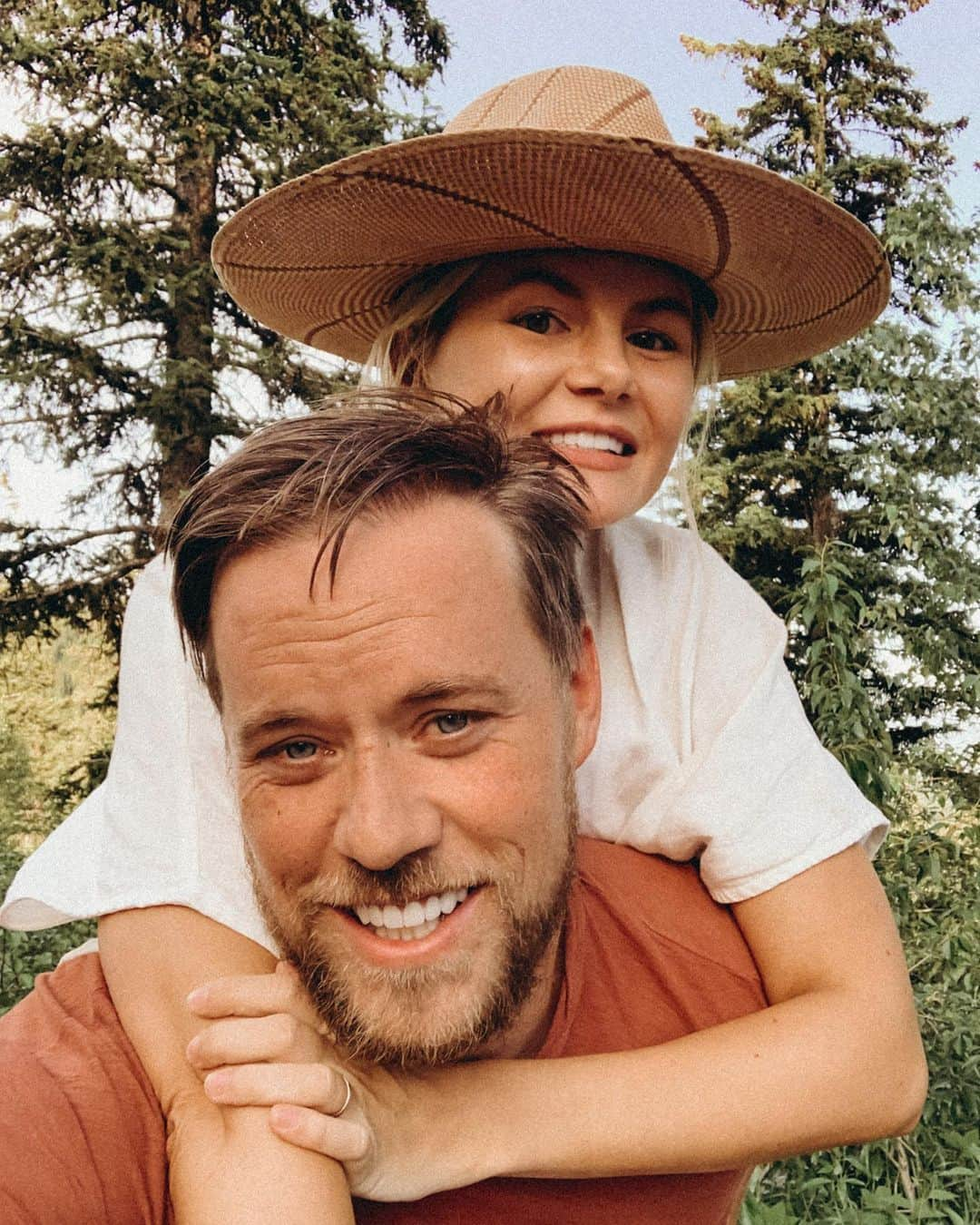 Amber Fillerup Clarkさんのインスタグラム写真 - (Amber Fillerup ClarkInstagram)「Our little photo shoot in the woods 😚why are piggy back rides harder than I remember 😆 @bigmountainhaus #whitefishescapes」6月13日 12時59分 - amberfillerup