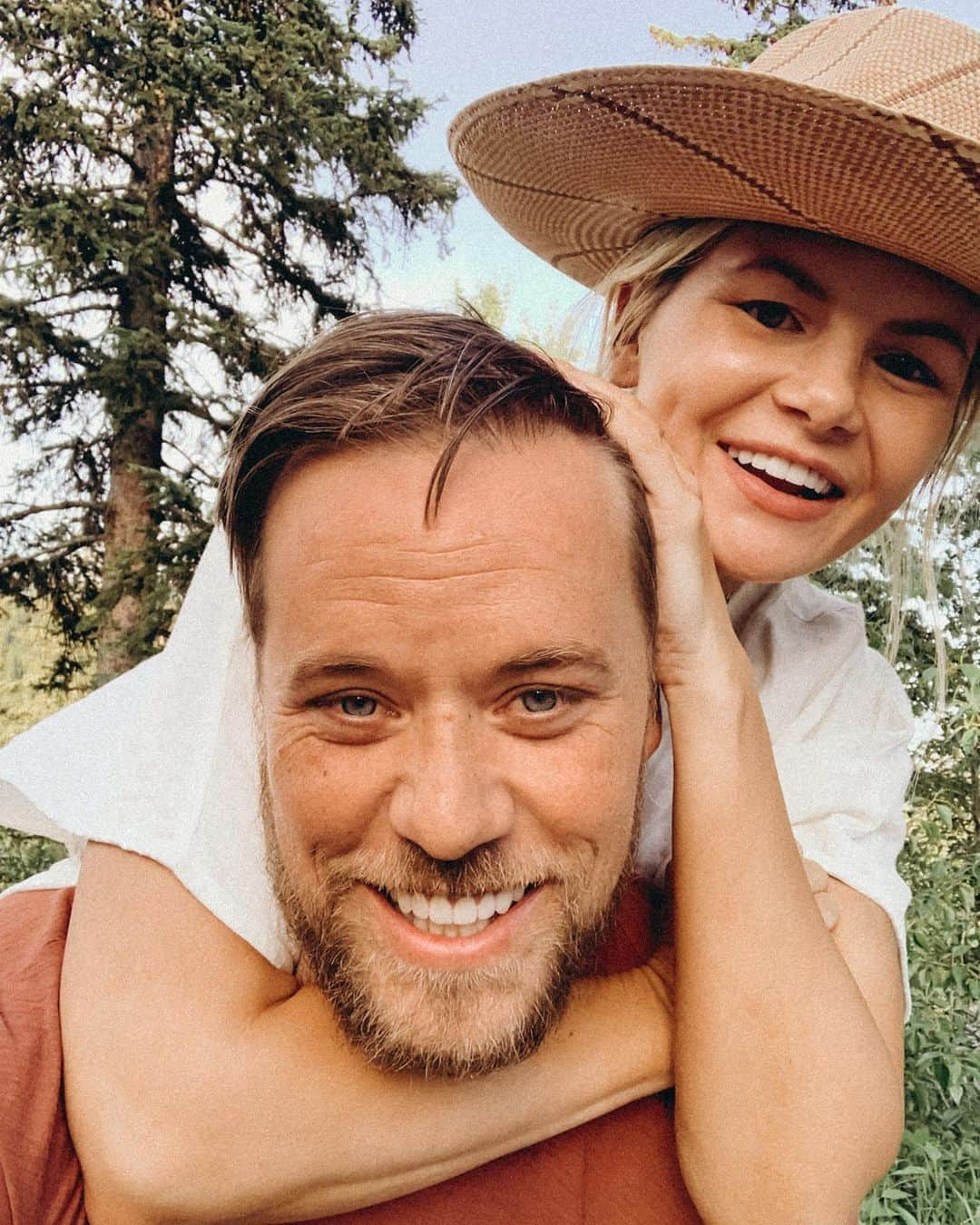 Amber Fillerup Clarkさんのインスタグラム写真 - (Amber Fillerup ClarkInstagram)「Our little photo shoot in the woods 😚why are piggy back rides harder than I remember 😆 @bigmountainhaus #whitefishescapes」6月13日 12時59分 - amberfillerup