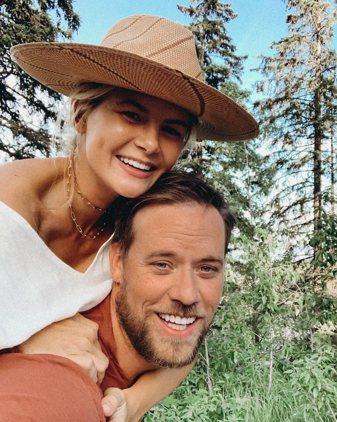 Amber Fillerup Clarkさんのインスタグラム写真 - (Amber Fillerup ClarkInstagram)「Our little photo shoot in the woods 😚why are piggy back rides harder than I remember 😆 @bigmountainhaus #whitefishescapes」6月13日 12時59分 - amberfillerup