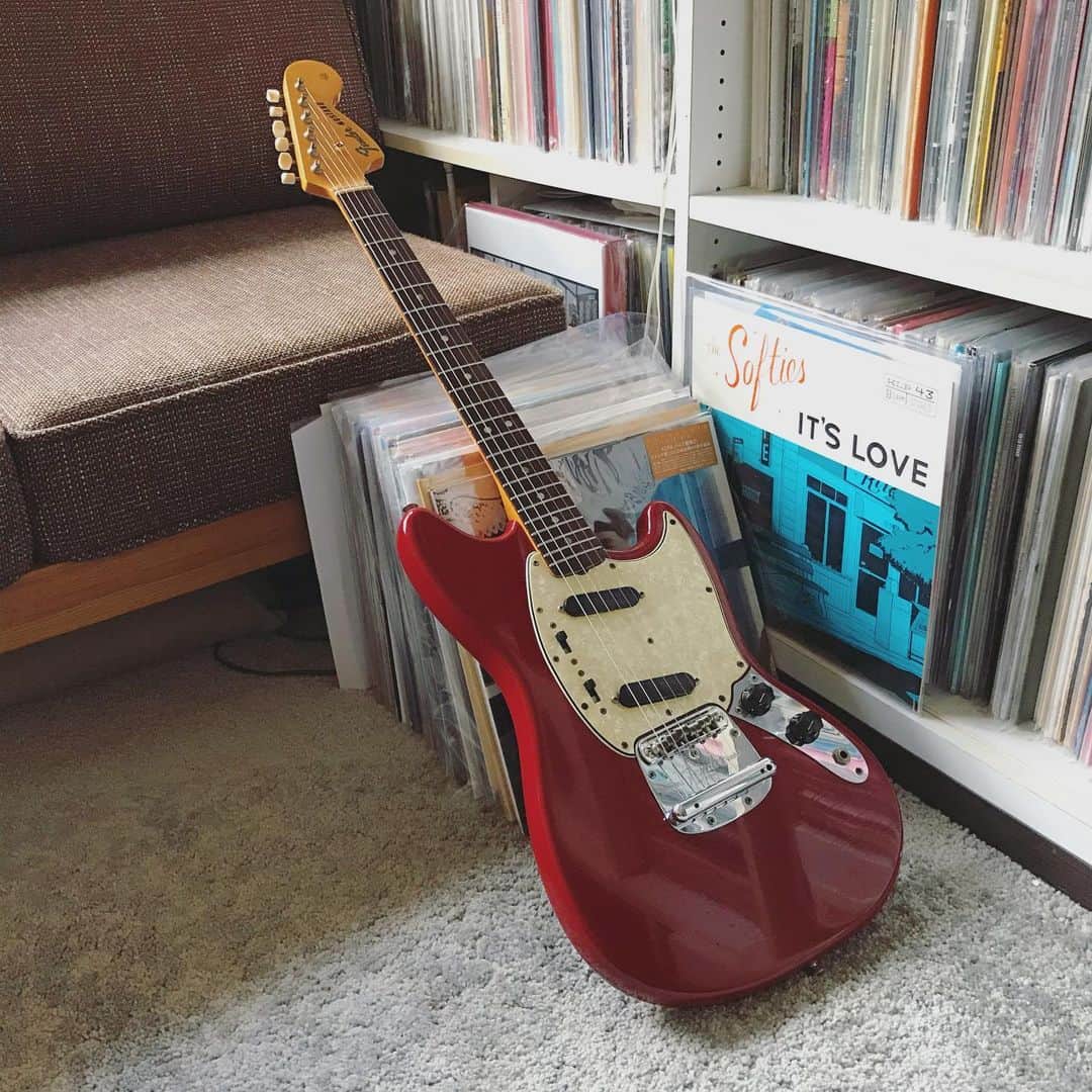 山田稔明さんのインスタグラム写真 - (山田稔明Instagram)「新しい古いギター。 #fendermustang」6月13日 12時52分 - toshiakiyamada