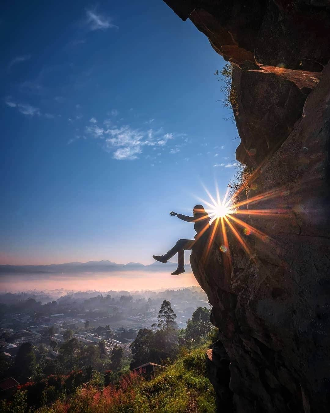 FUJIFILM INDONESIAさんのインスタグラム写真 - (FUJIFILM INDONESIAInstagram)「Bandung memang tidak pernah kehilangan pesona dan selalu ada yang baru di Bandung. Buat yang ingin jalan-jalan di Bandung, daerah Lembang bisa dieksplorasi lho. Kalau sempat bisa menikmati sunrise di Gunung Batu dengan bukit-bukit dan panorama kota yang memukau.  Ada yang pernah ke Gunung Batu? Kalau belum, bisa intip foto @warmanwardhani  yang ini.  Captured using X-T100 Lens XF10-24mmF4 R OIS  #Fujifilm_id #GoFUJIFILM #XT100_id #XT100 #XF1024 #bandung」6月13日 13時00分 - fujifilm_id