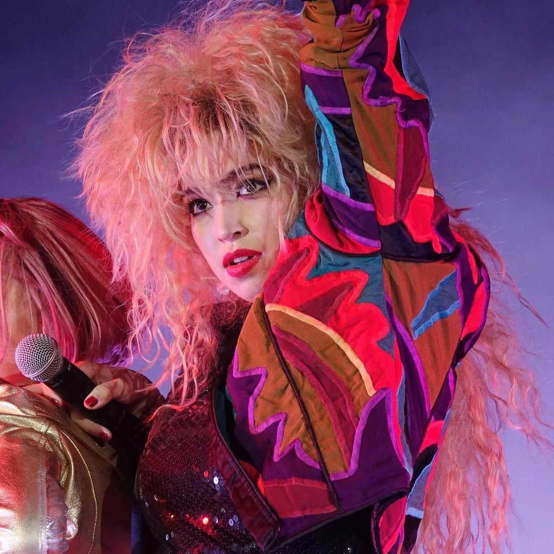 ダンドイ舞莉花のインスタグラム：「Throw back!! Thursday... or to the 80s? 80年代なりきりダンドイ。  #tbt #80s #music #tokyo #japan #singit #holdingoutforahero #bonnietyler #日比谷ミッドタウン #singer #disco」